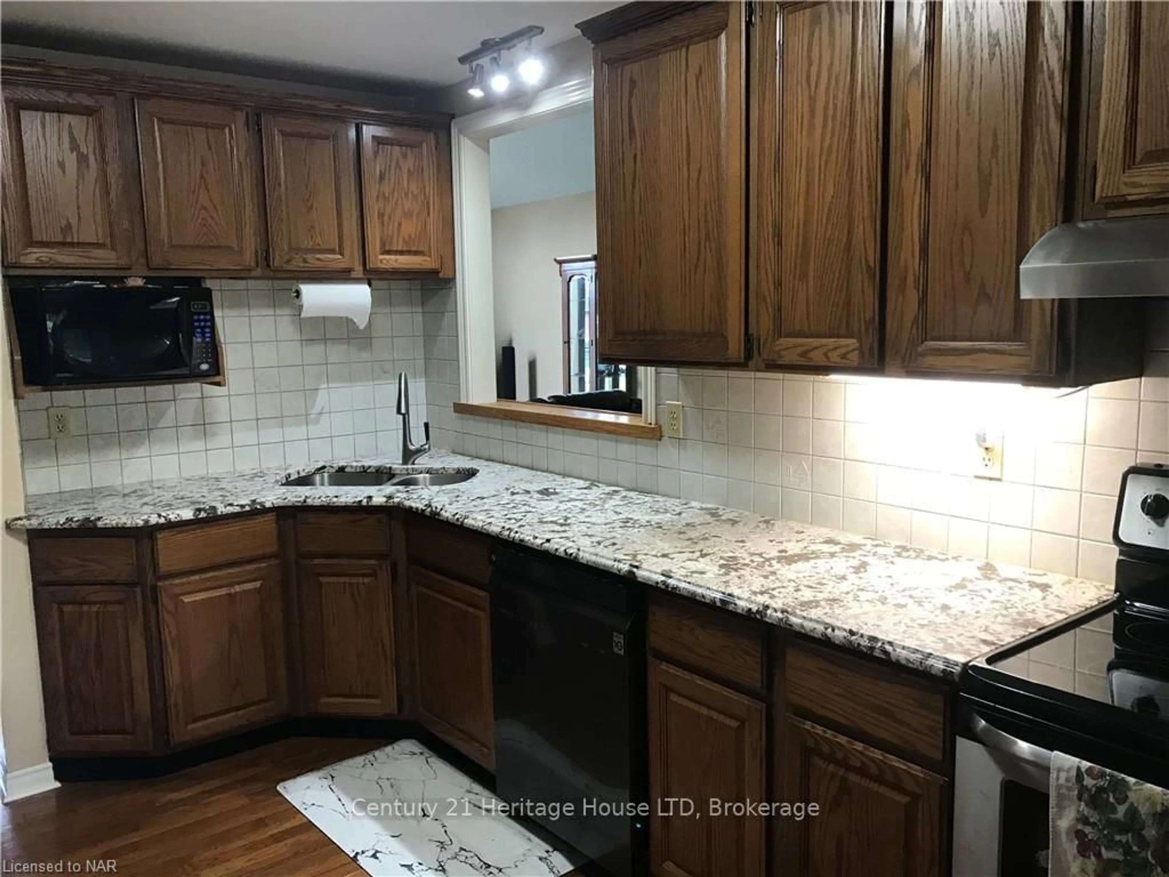 Standard kitchen, ceramic/tile floor for 1193 Pettit Rd, Fort Erie Ontario L2A 5A4