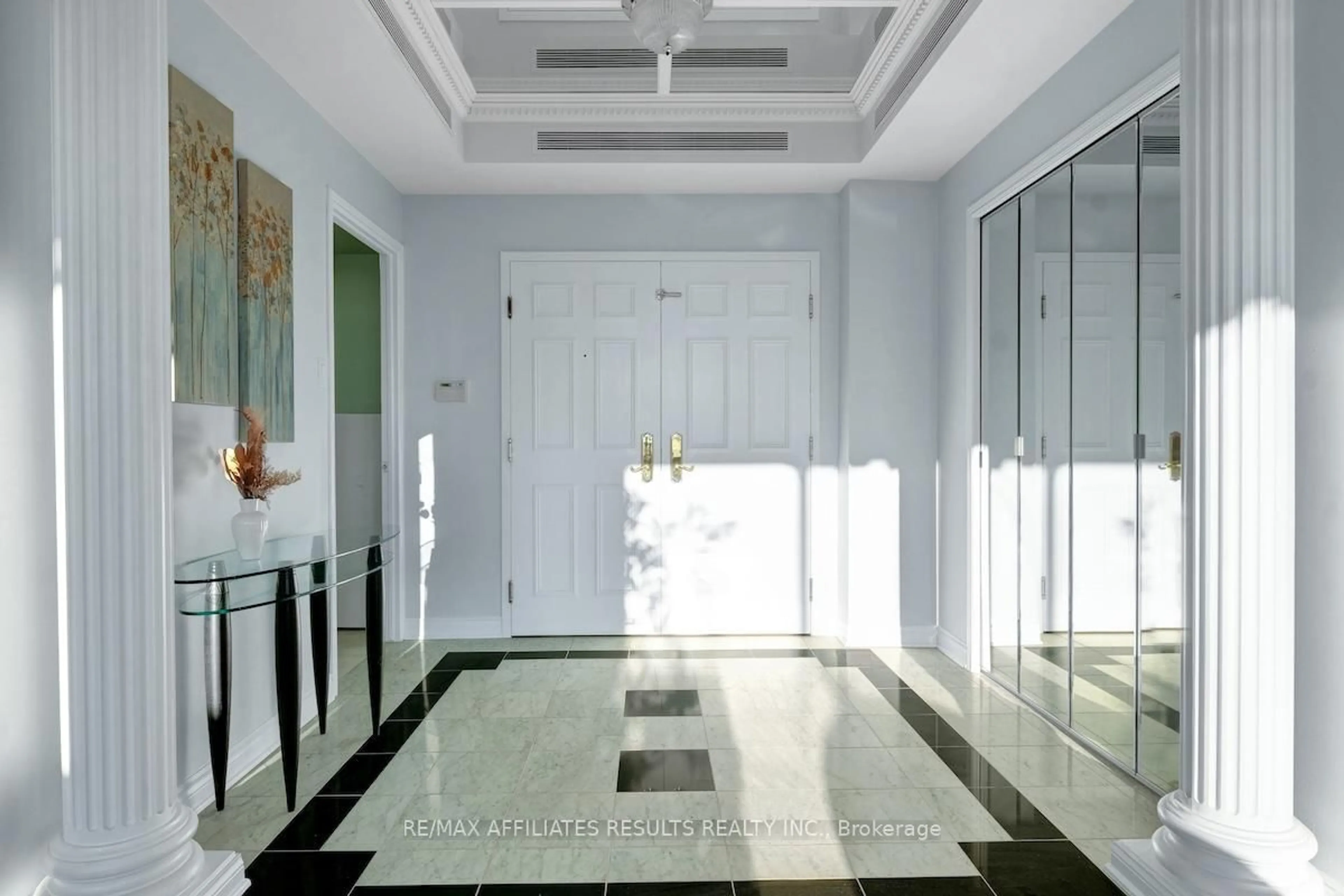 Indoor foyer for 1480 Riverside Dr #1906, Ottawa Ontario K1G 5H2