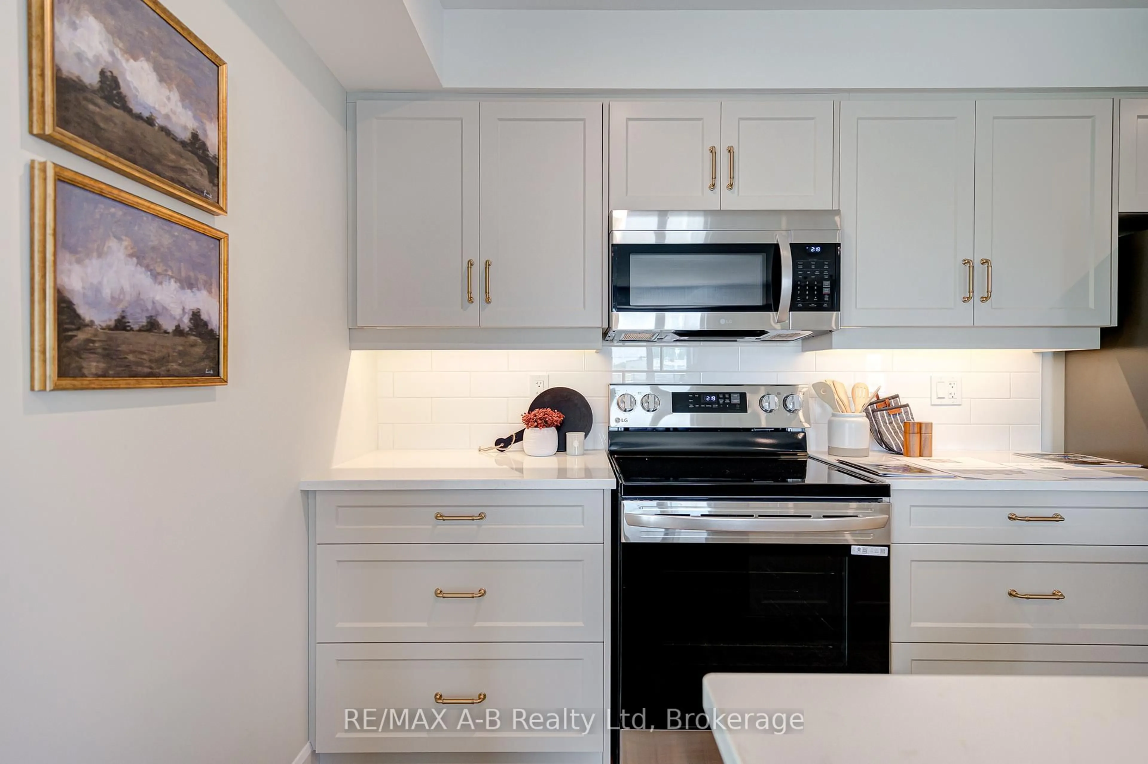 Standard kitchen, unknown for 428 Queen St ##2, St. Marys Ontario N4X 1C4