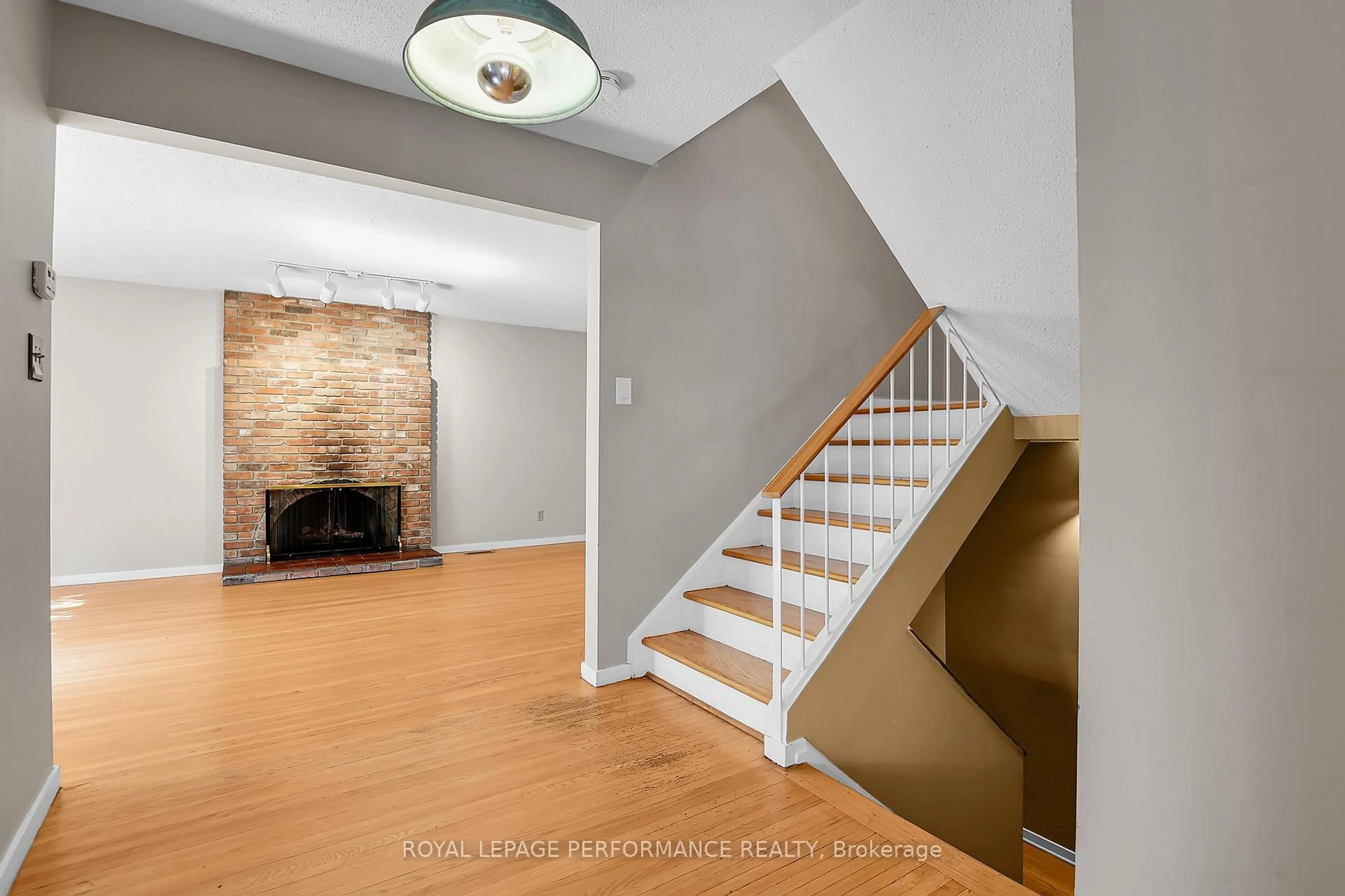 Indoor entryway for 59 Leacock Dr, Kanata Ontario K2K 1S4