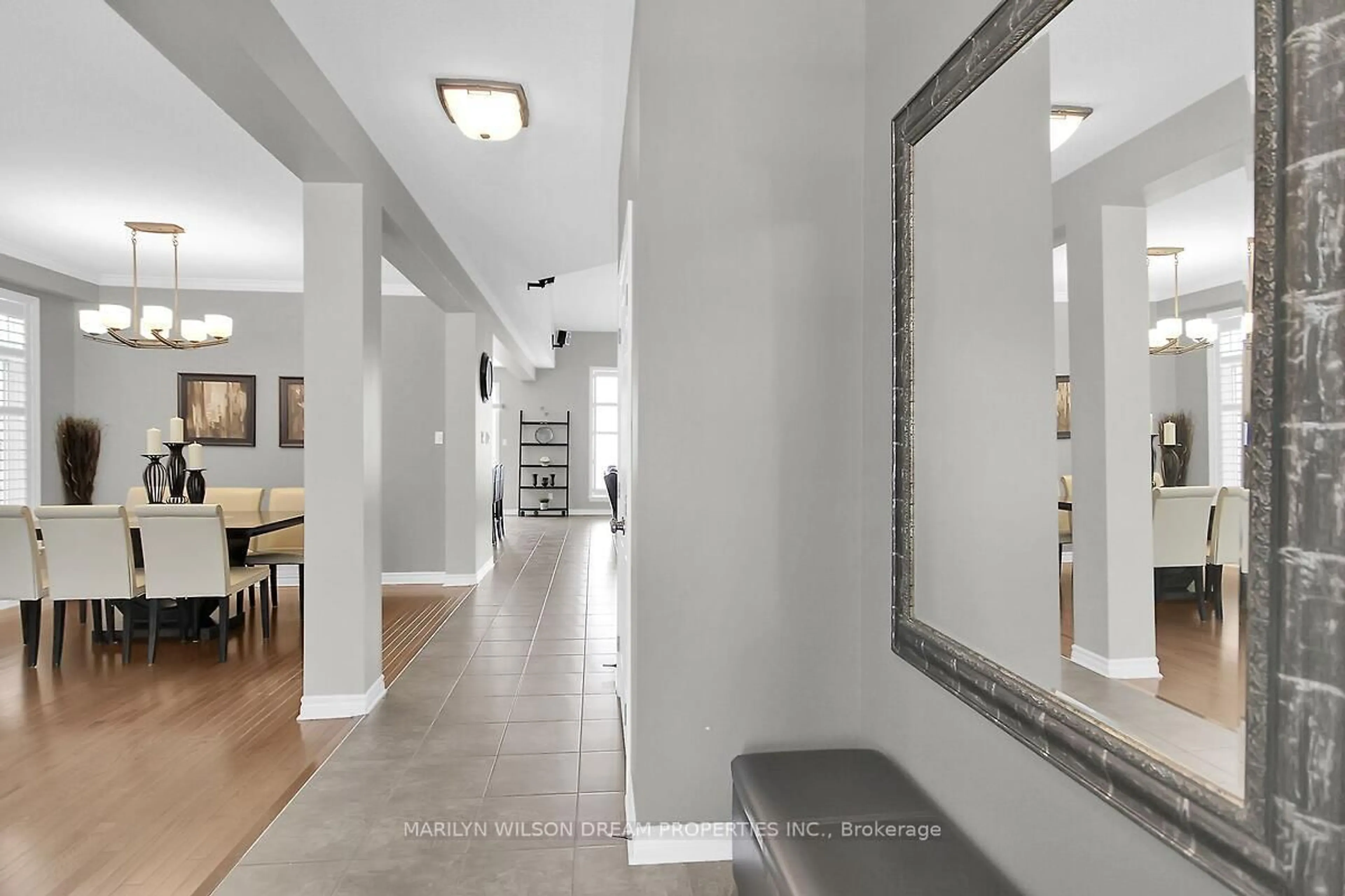 Indoor foyer for 652 Netley Circ, Ottawa Ontario K1T 0A4