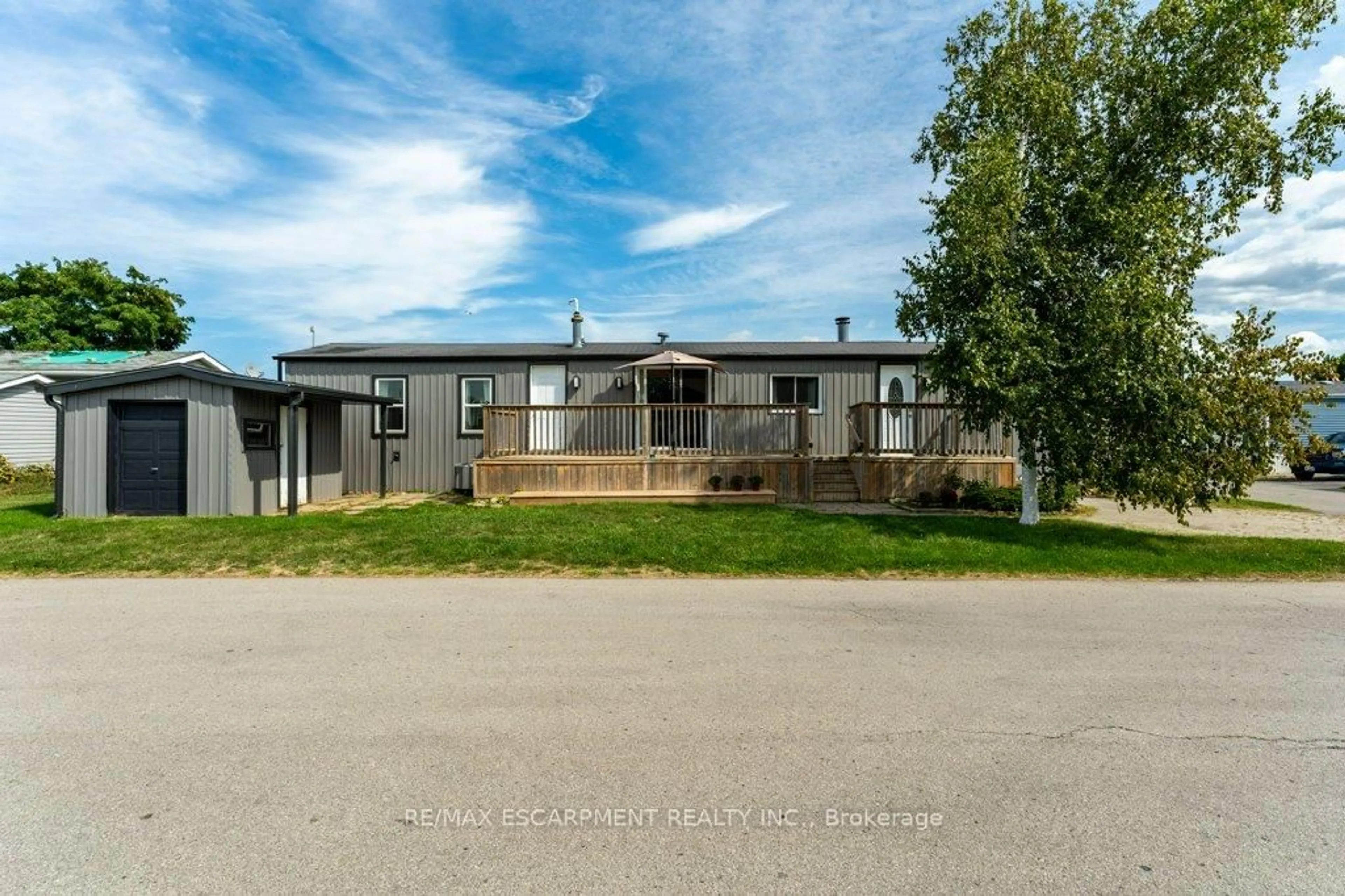 A pic from outside/outdoor area/front of a property/back of a property/a pic from drone, unknown for 4587 Rebecca Lane, Lincoln Ontario L0R 1B1