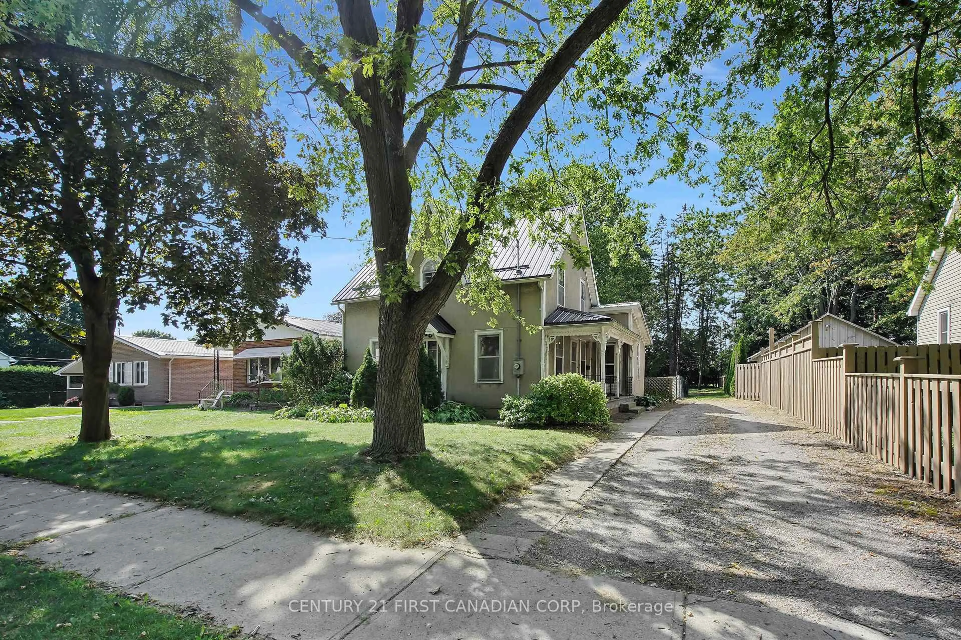 A pic from outside/outdoor area/front of a property/back of a property/a pic from drone, street for 104 St Andrew St, Aylmer Ontario N5H 2N3