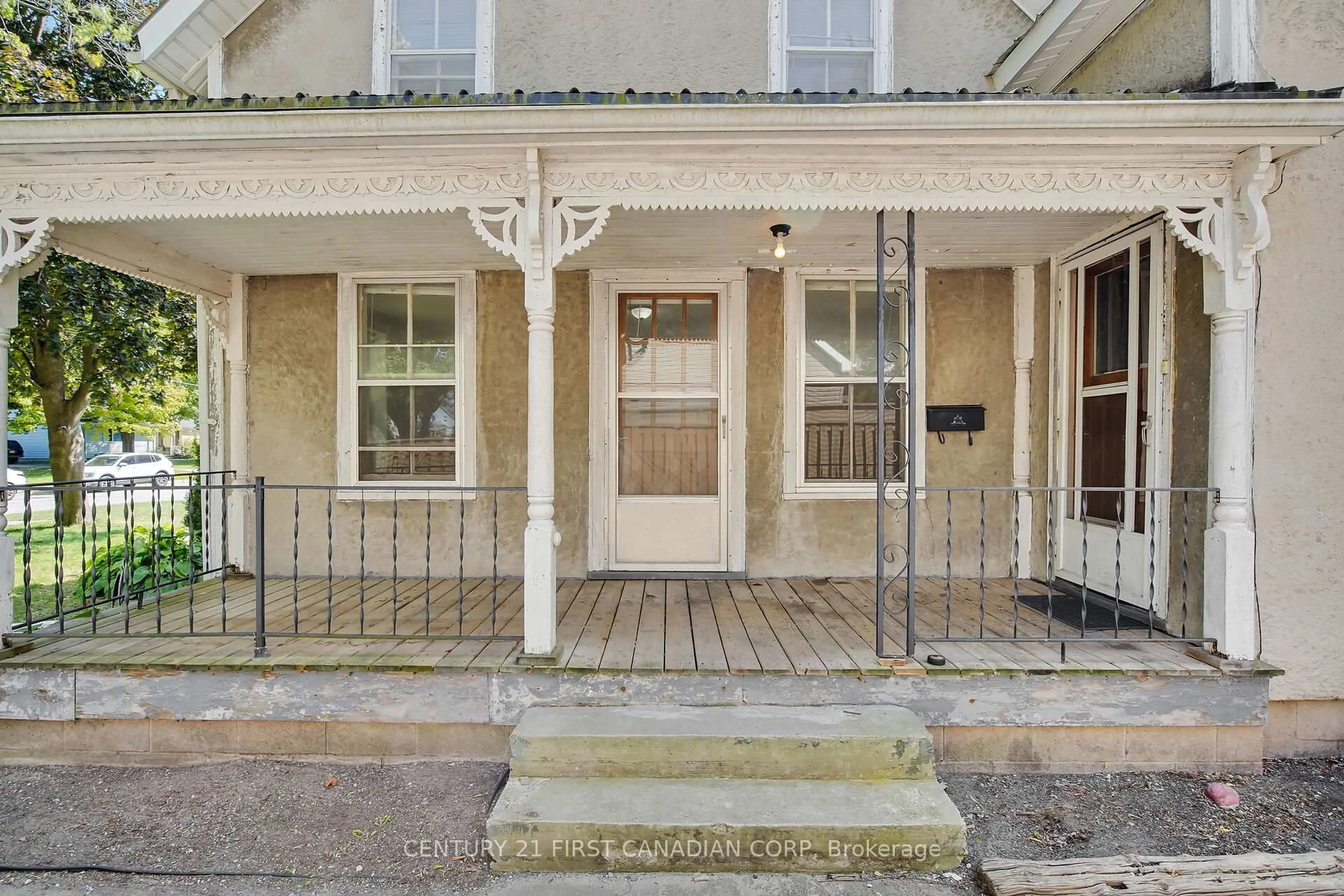 Patio, street for 104 St Andrew St, Aylmer Ontario N5H 2N3