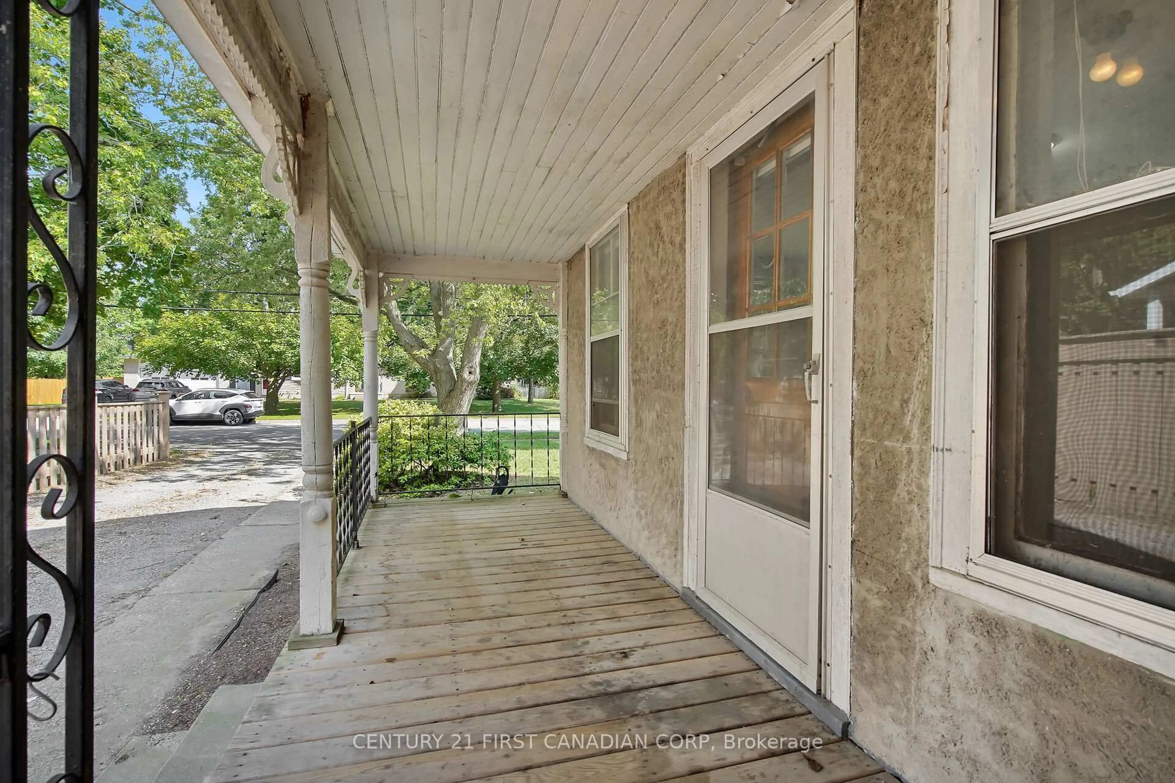 Patio, street for 104 St Andrew St, Aylmer Ontario N5H 2N3