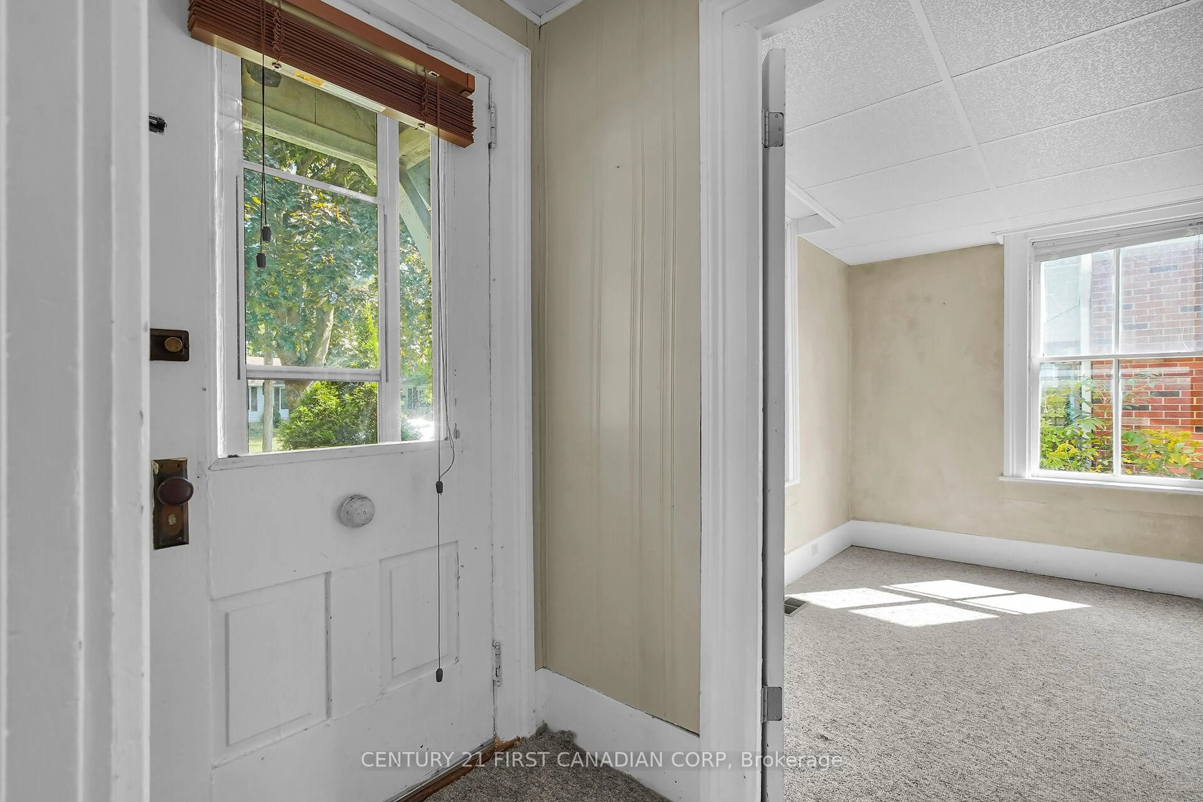 Indoor entryway for 104 St Andrew St, Aylmer Ontario N5H 2N3