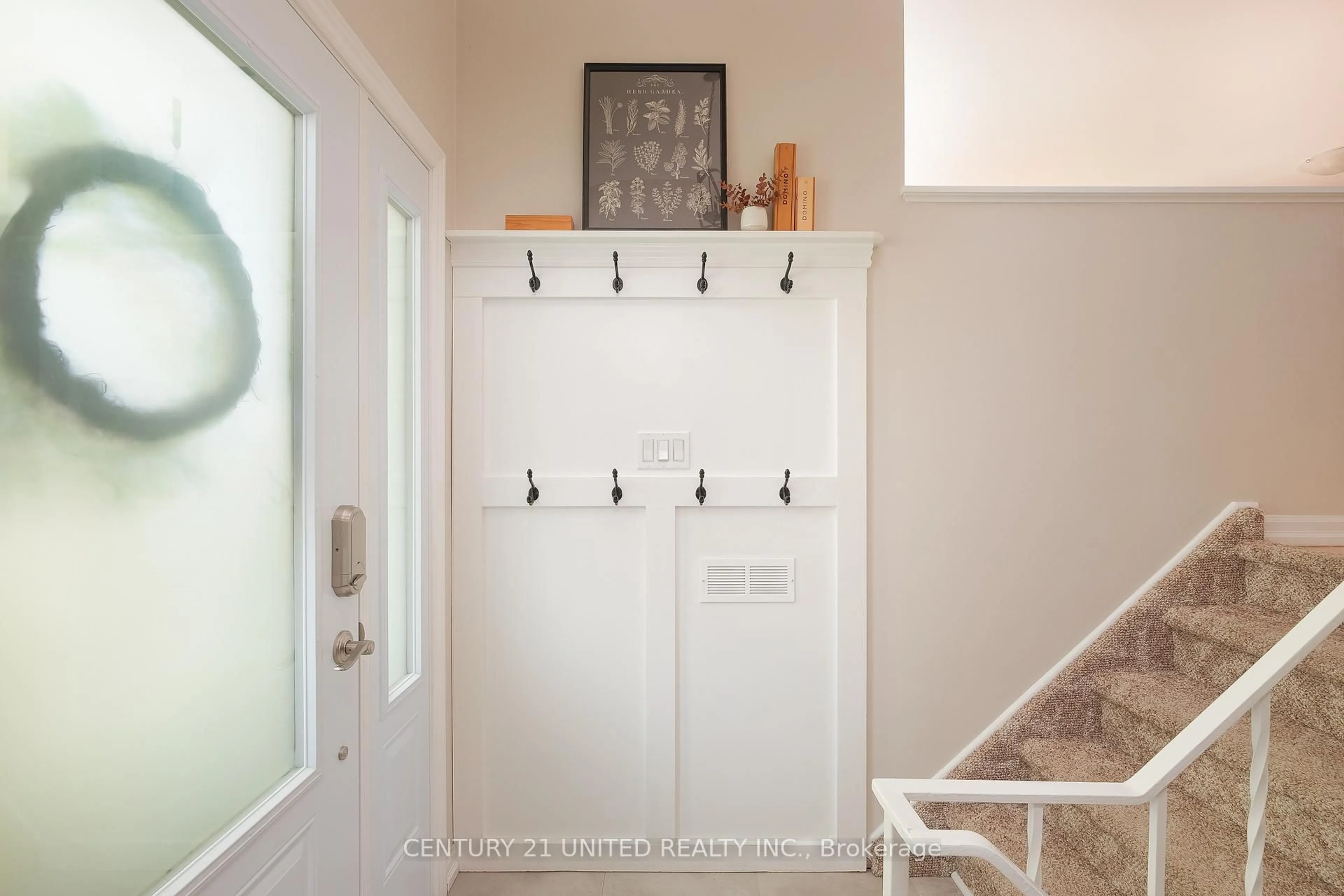 Indoor entryway for 1321 Keewatin Blvd, Peterborough Ontario K9H 6X4