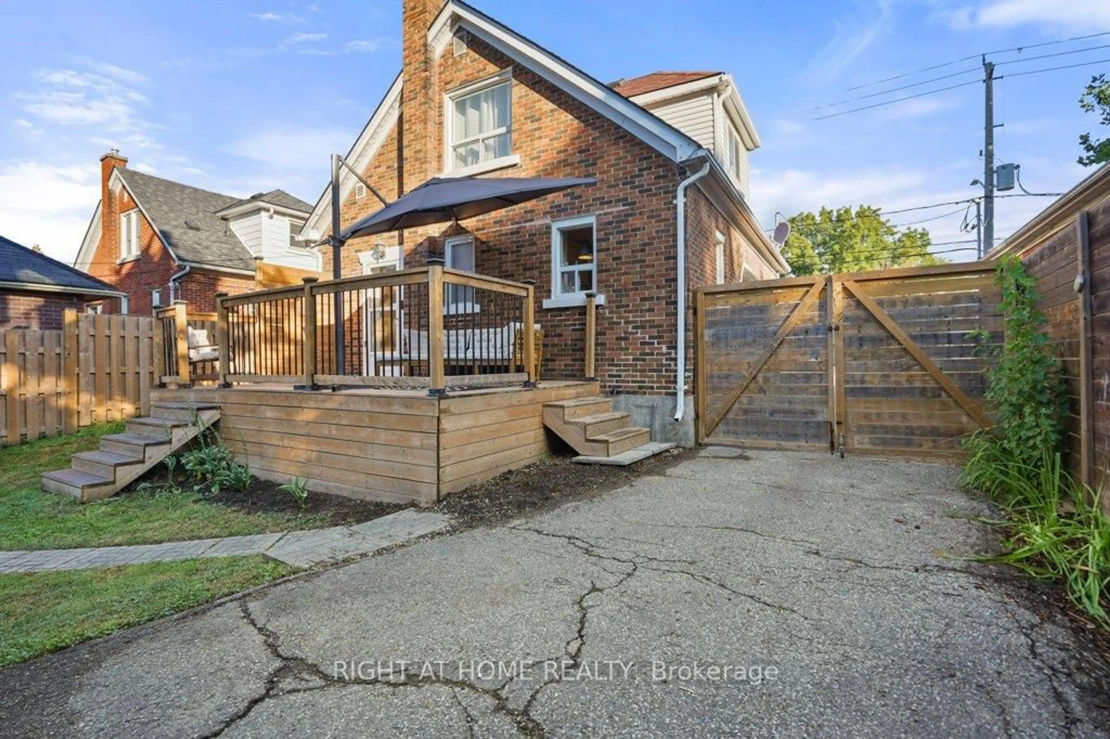 A pic from outside/outdoor area/front of a property/back of a property/a pic from drone, street for 473 Victoria Ave, Kitchener Ontario N2M 3A6