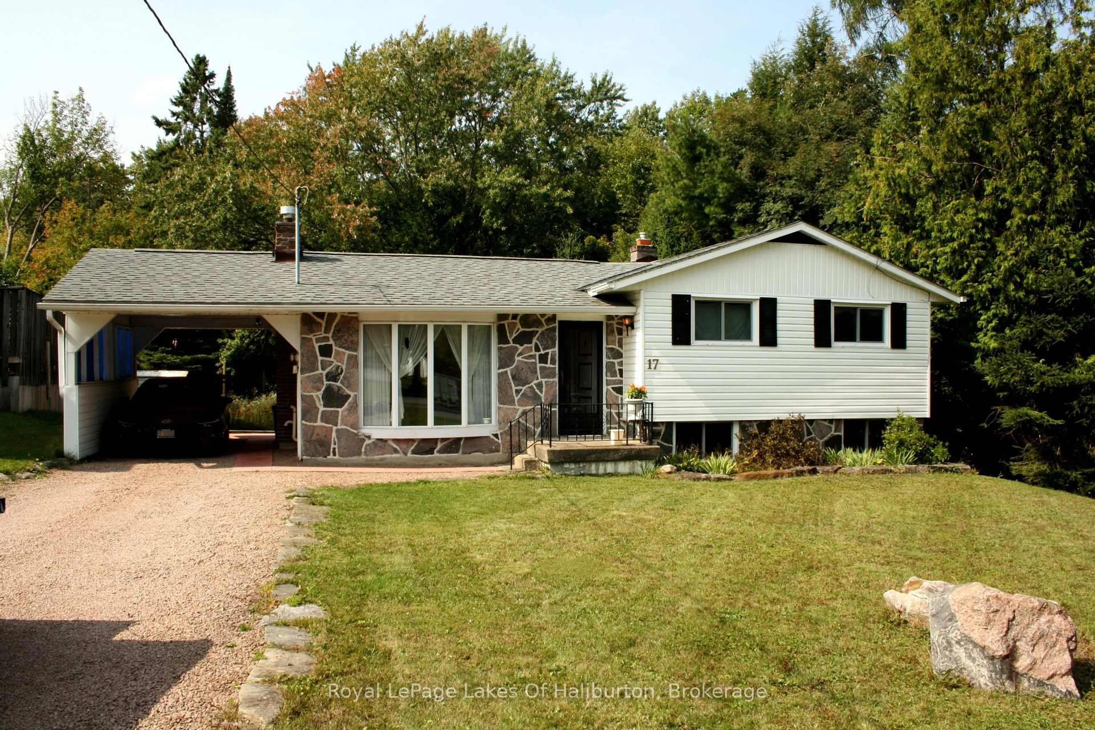 Home with vinyl exterior material, street for 17 Anthony Crt, Huntsville Ontario P1H 1T2