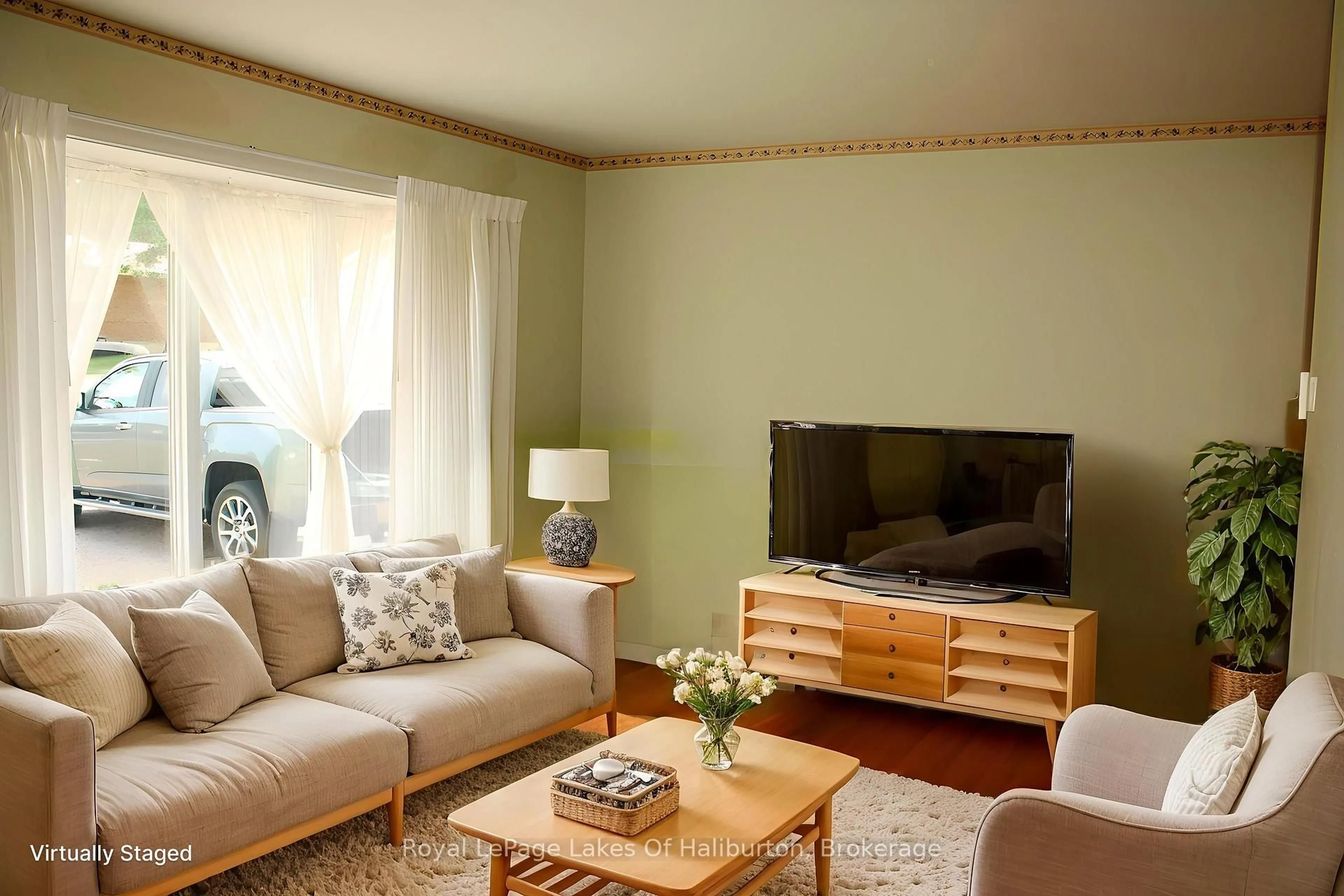 Living room with furniture, wood/laminate floor for 17 Anthony Crt, Huntsville Ontario P1H 1T2
