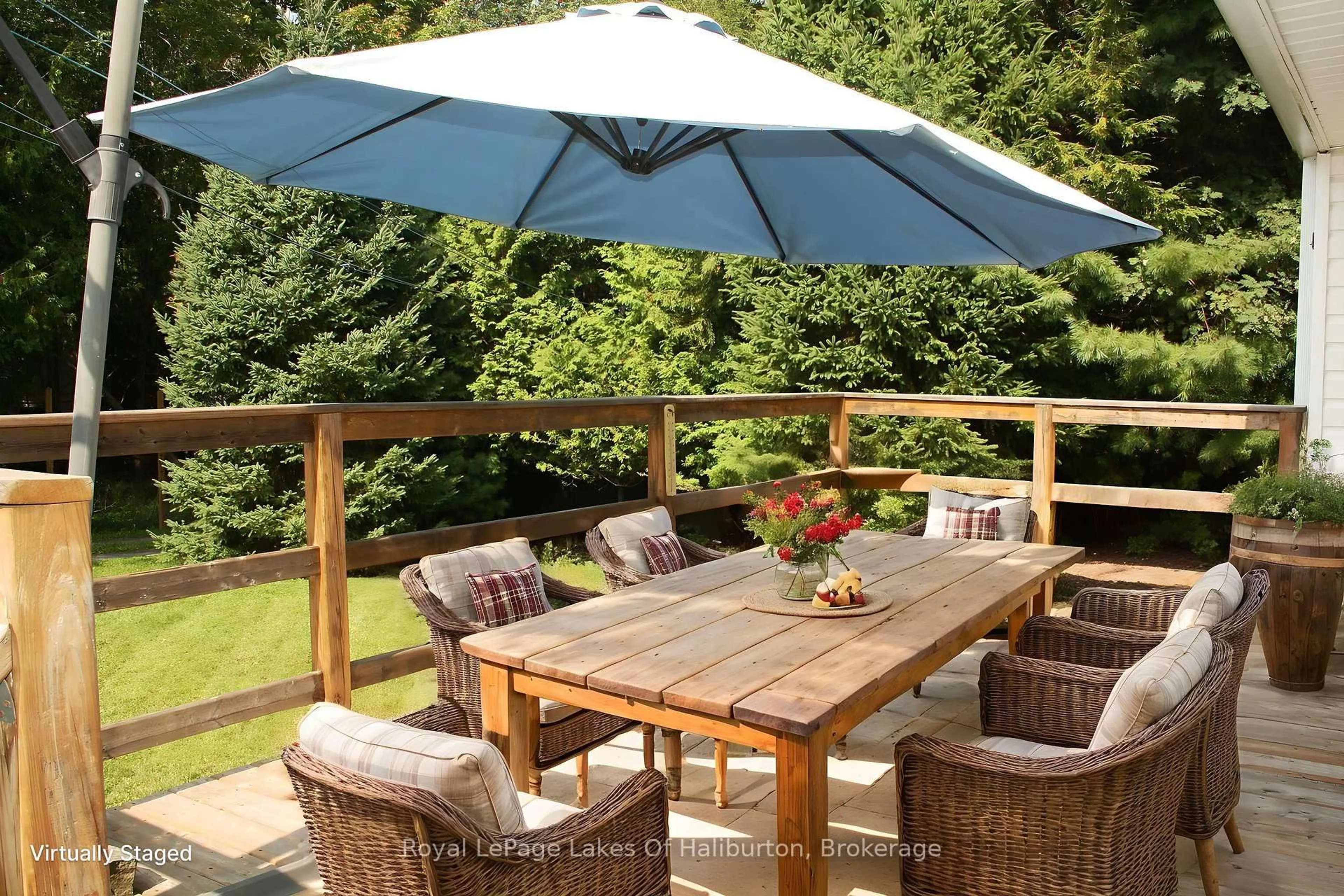 Patio, street for 17 Anthony Crt, Huntsville Ontario P1H 1T2