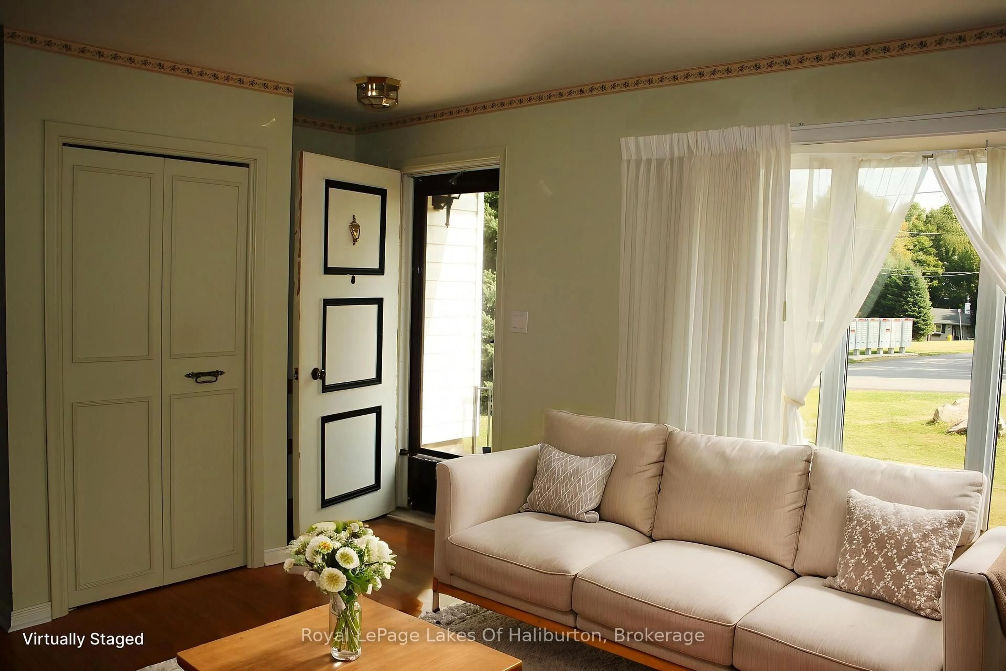 Living room with furniture, wood/laminate floor for 17 Anthony Crt, Huntsville Ontario P1H 1T2