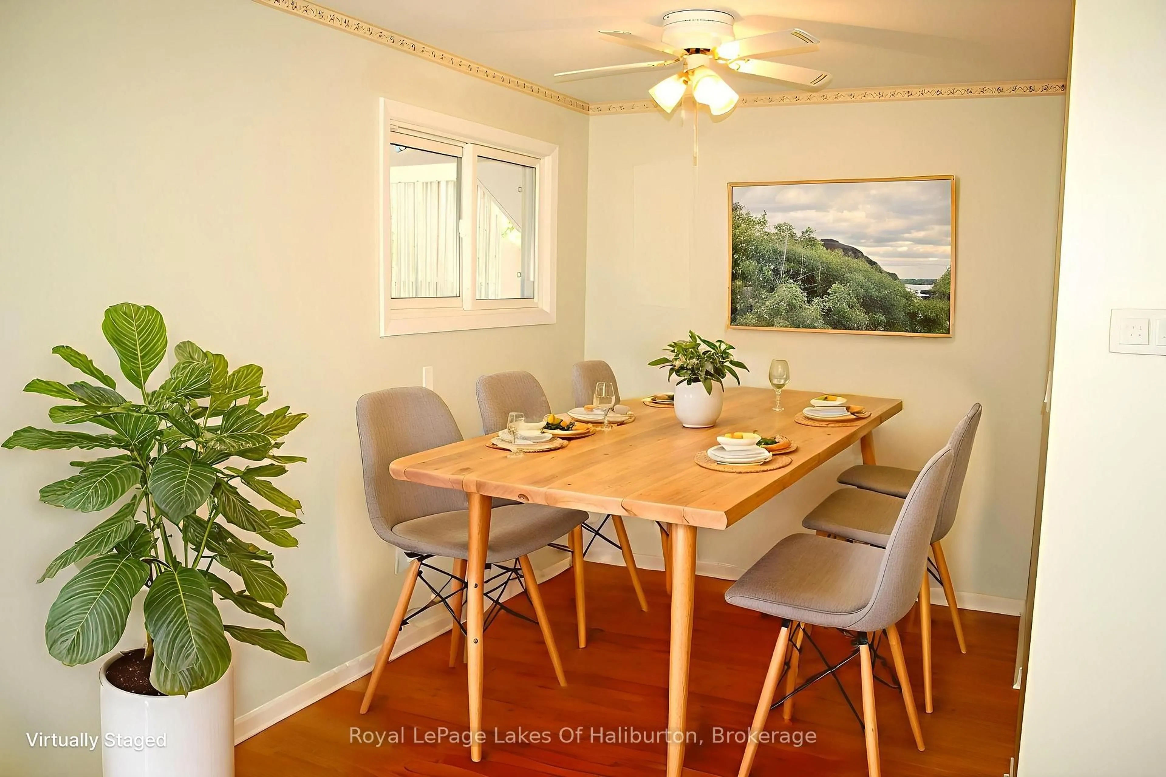 Dining room, wood/laminate floor for 17 Anthony Crt, Huntsville Ontario P1H 1T2