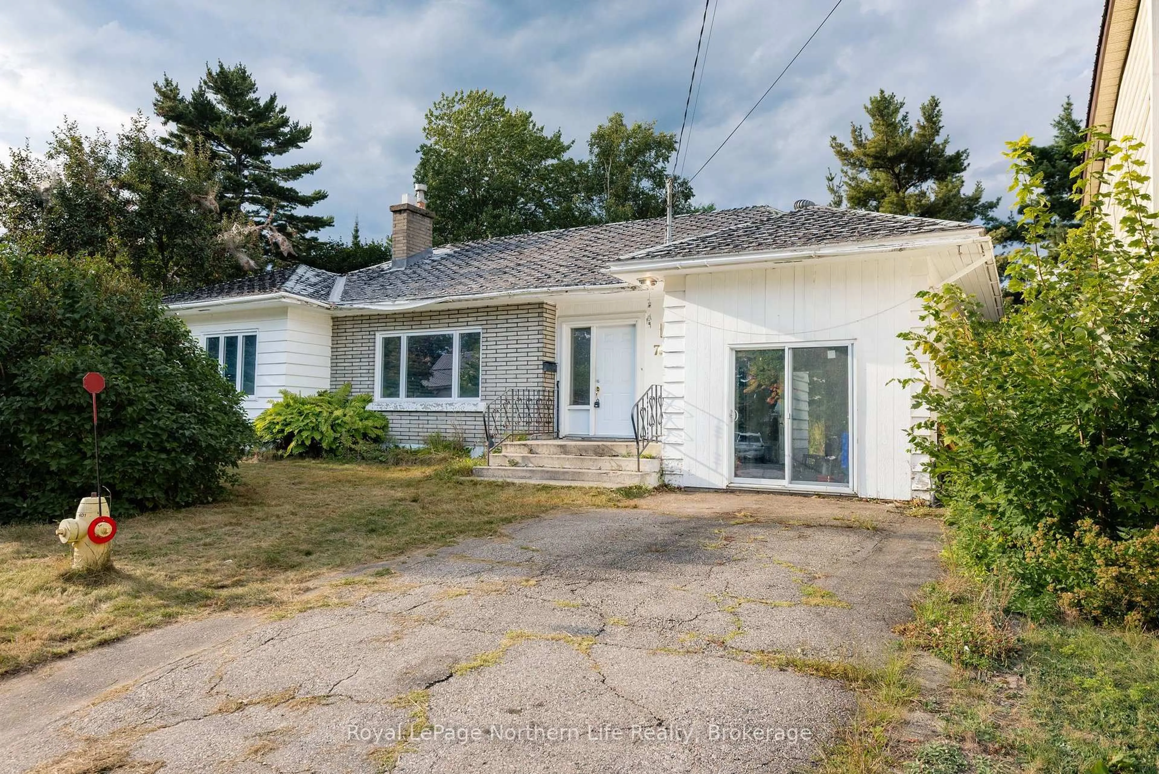 Unknown for 734 Reynolds St, North Bay Ontario P1B 5C4