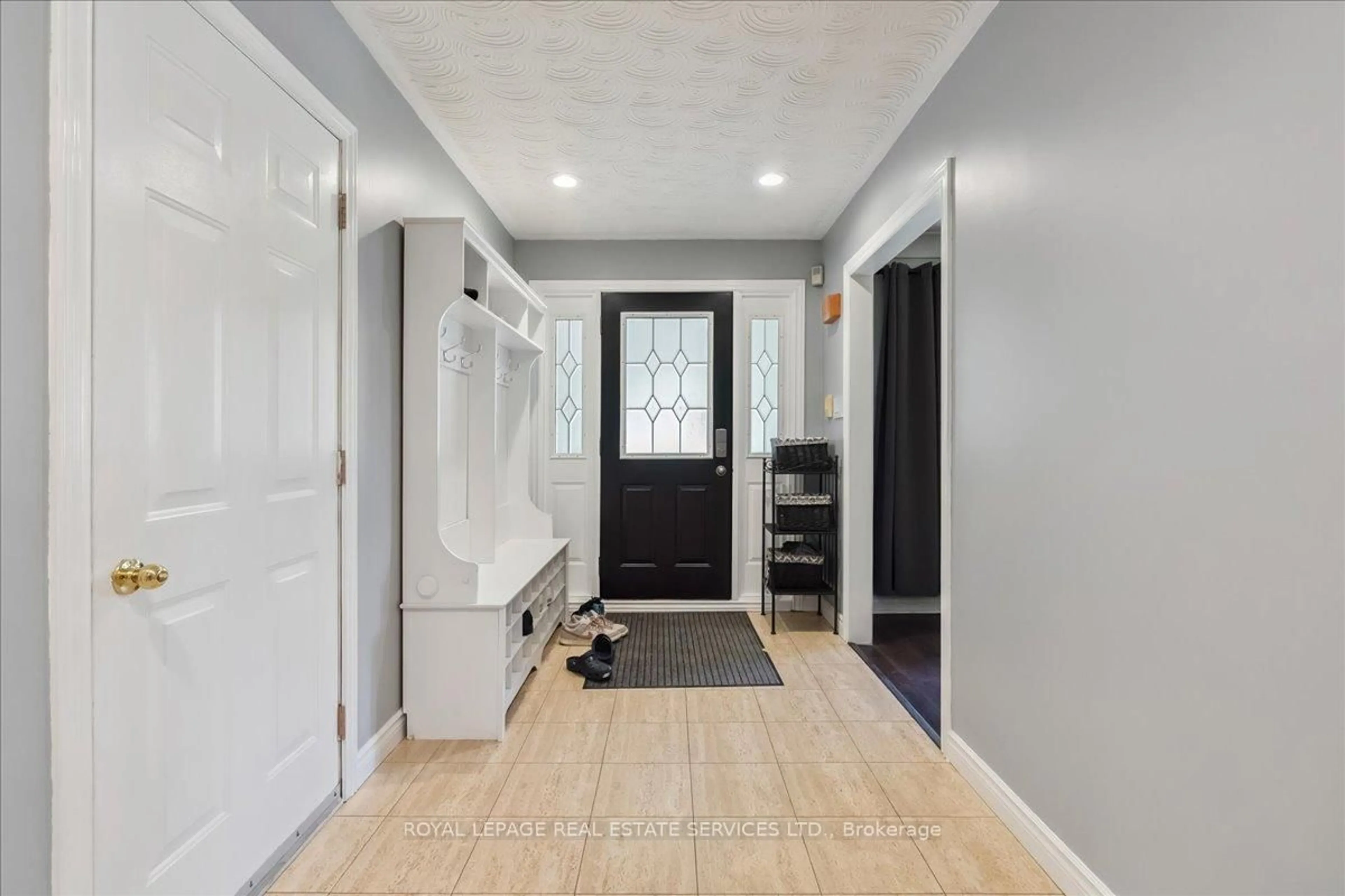 Indoor entryway for 6 Grandview Ave, Hamilton Ontario L8E 5A5