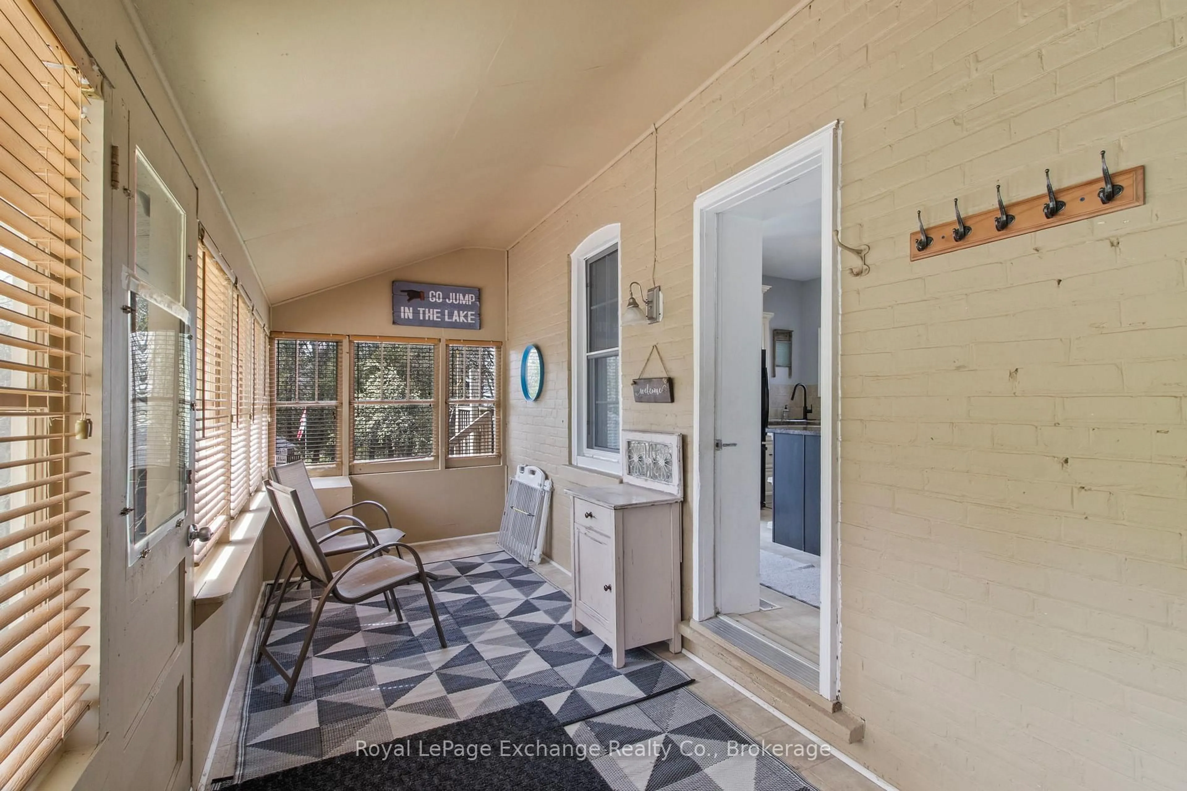 Indoor entryway for 1180 QUEEN St, Kincardine Ontario N2Z 1G5