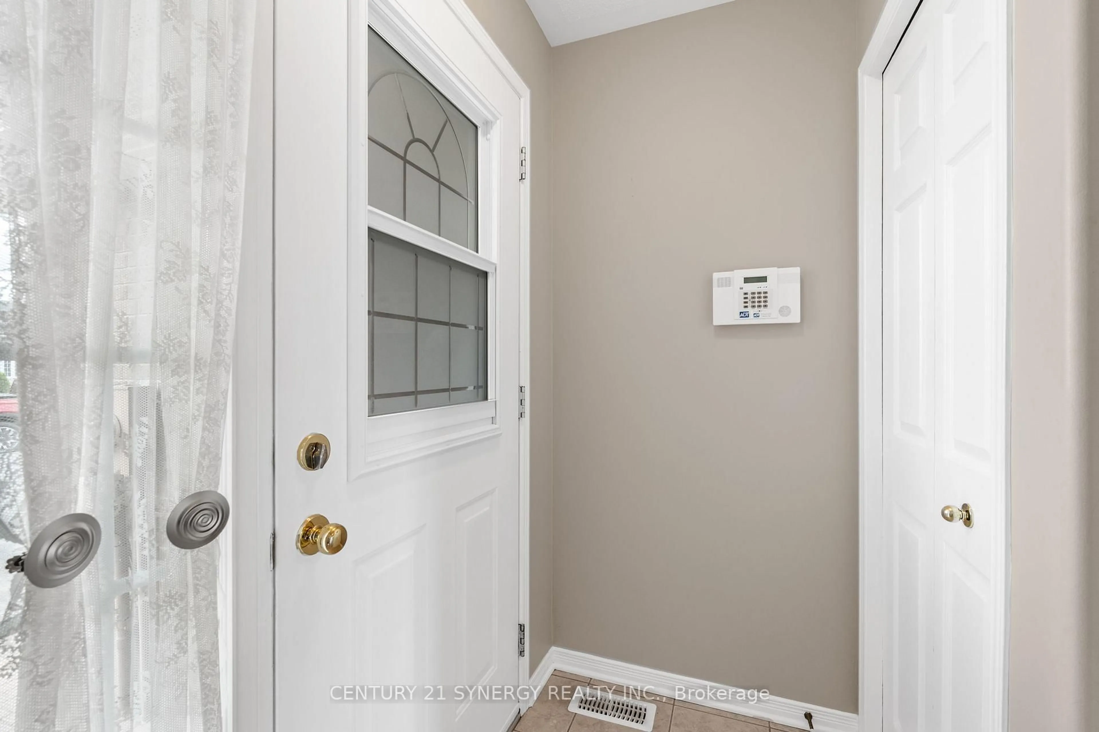 Indoor entryway for 54 Dr Gordon Cres, North Grenville Ontario K0G 1J0