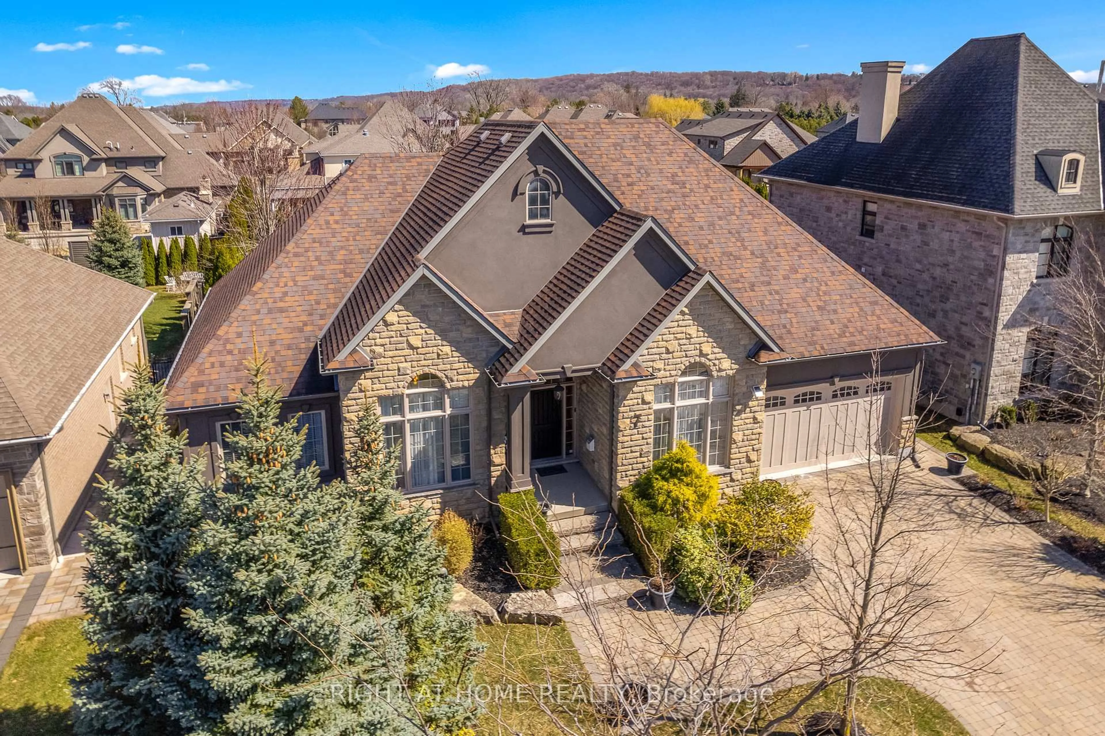 A pic from outside/outdoor area/front of a property/back of a property/a pic from drone, street for 7 Sandalwood Cres, Niagara-on-the-Lake Ontario L0S 1P0