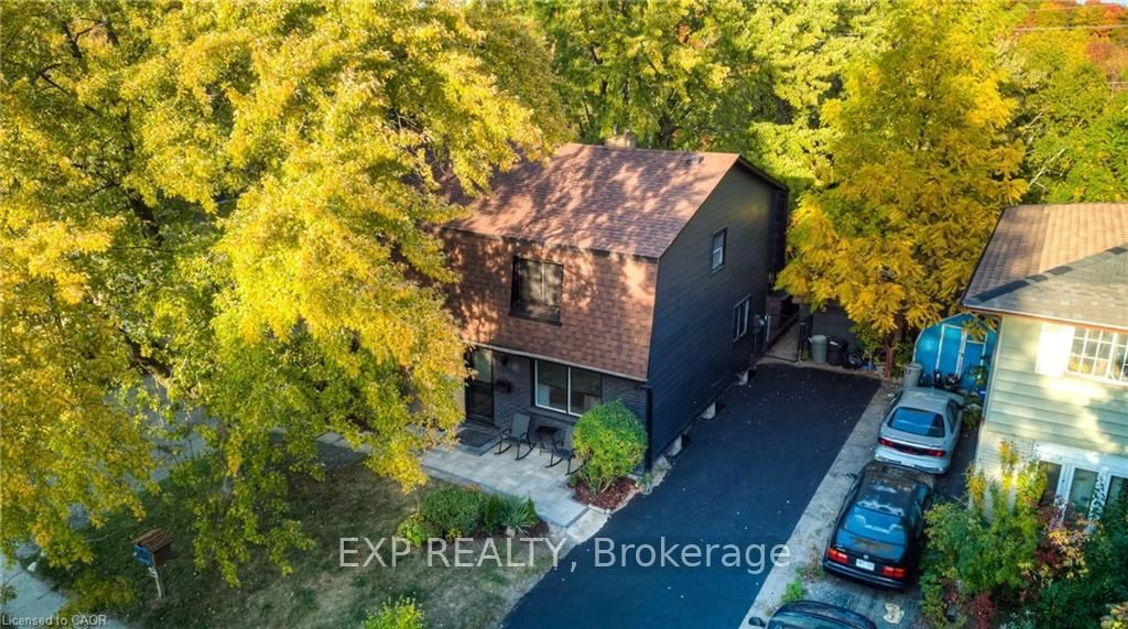A pic from outside/outdoor area/front of a property/back of a property/a pic from drone, building for 100 Lillian Dr #B, Waterloo Ontario N2J 4J9