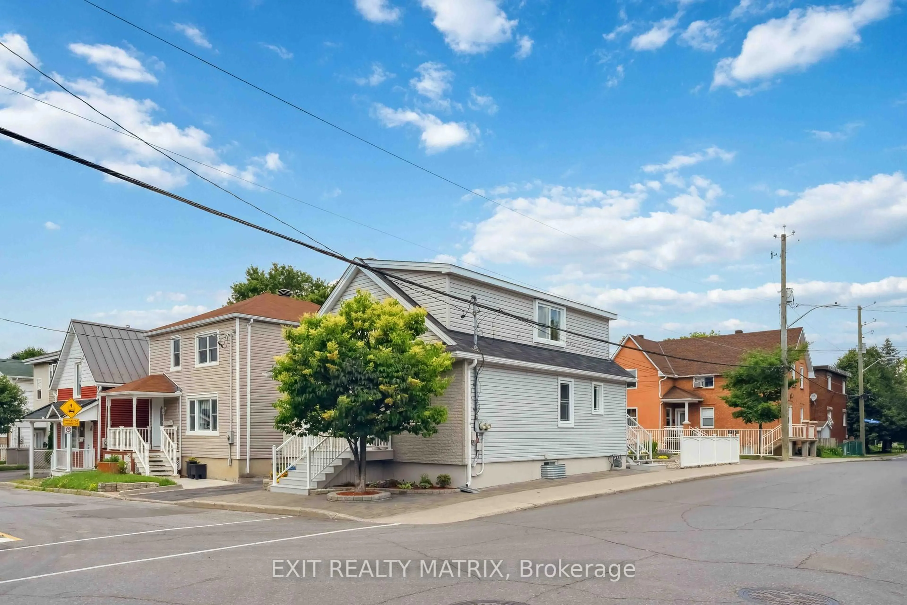 A pic from outside/outdoor area/front of a property/back of a property/a pic from drone, street for 347 Shakespeare St, Ottawa Ontario K1L 5M1