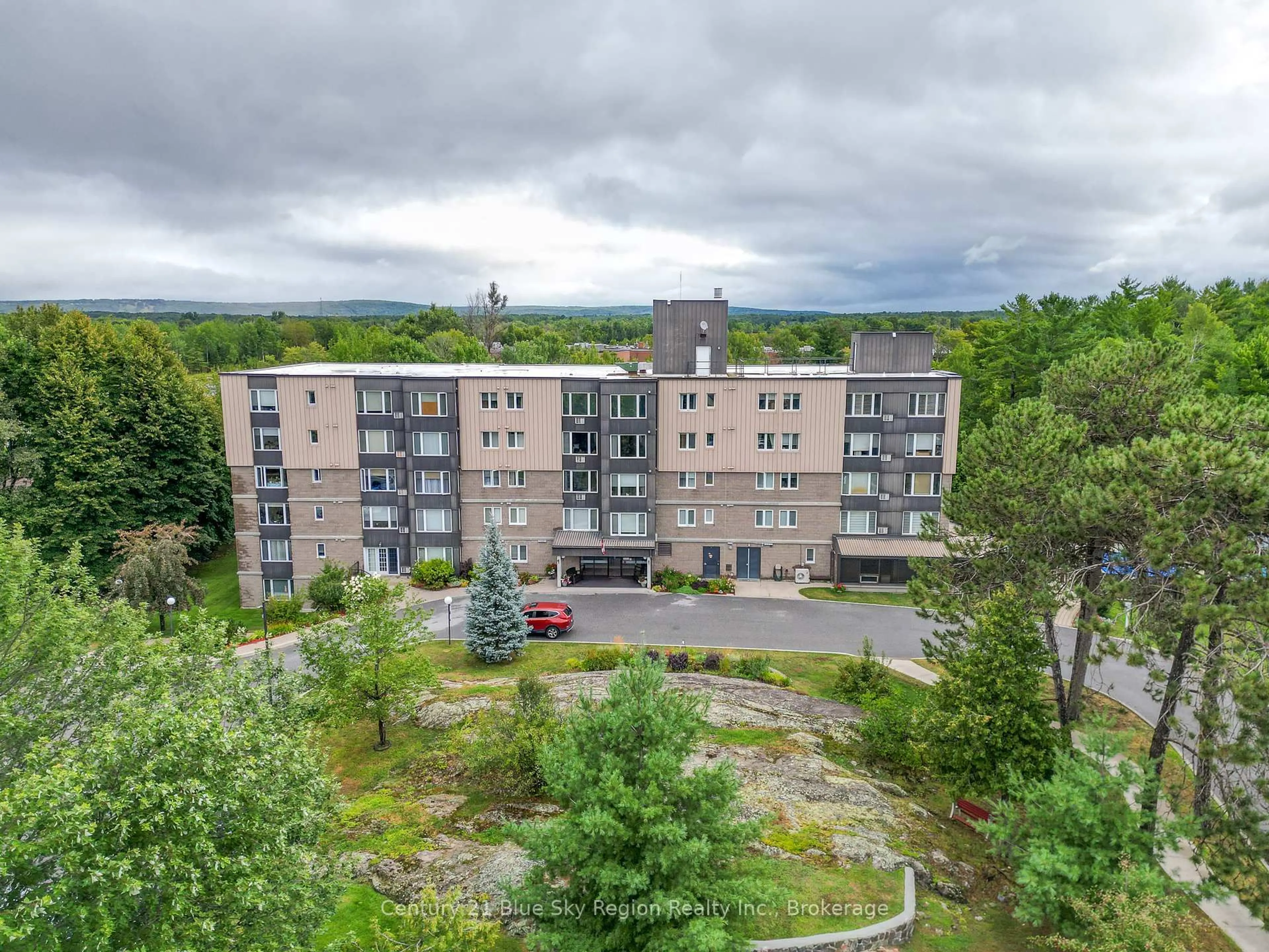 A pic from outside/outdoor area/front of a property/back of a property/a pic from drone, building for 116 Blair St #401, North Bay Ontario P1A 4E6
