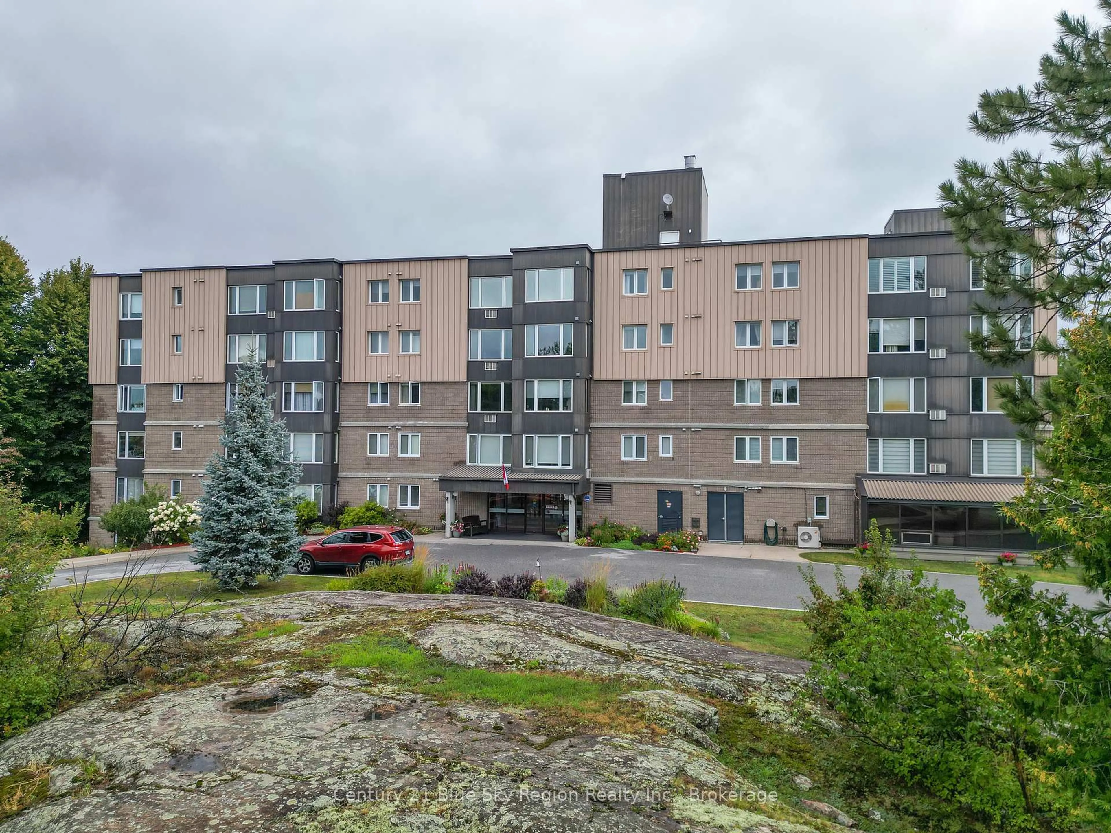 Patio, building for 116 Blair St #401, North Bay Ontario P1A 4E6