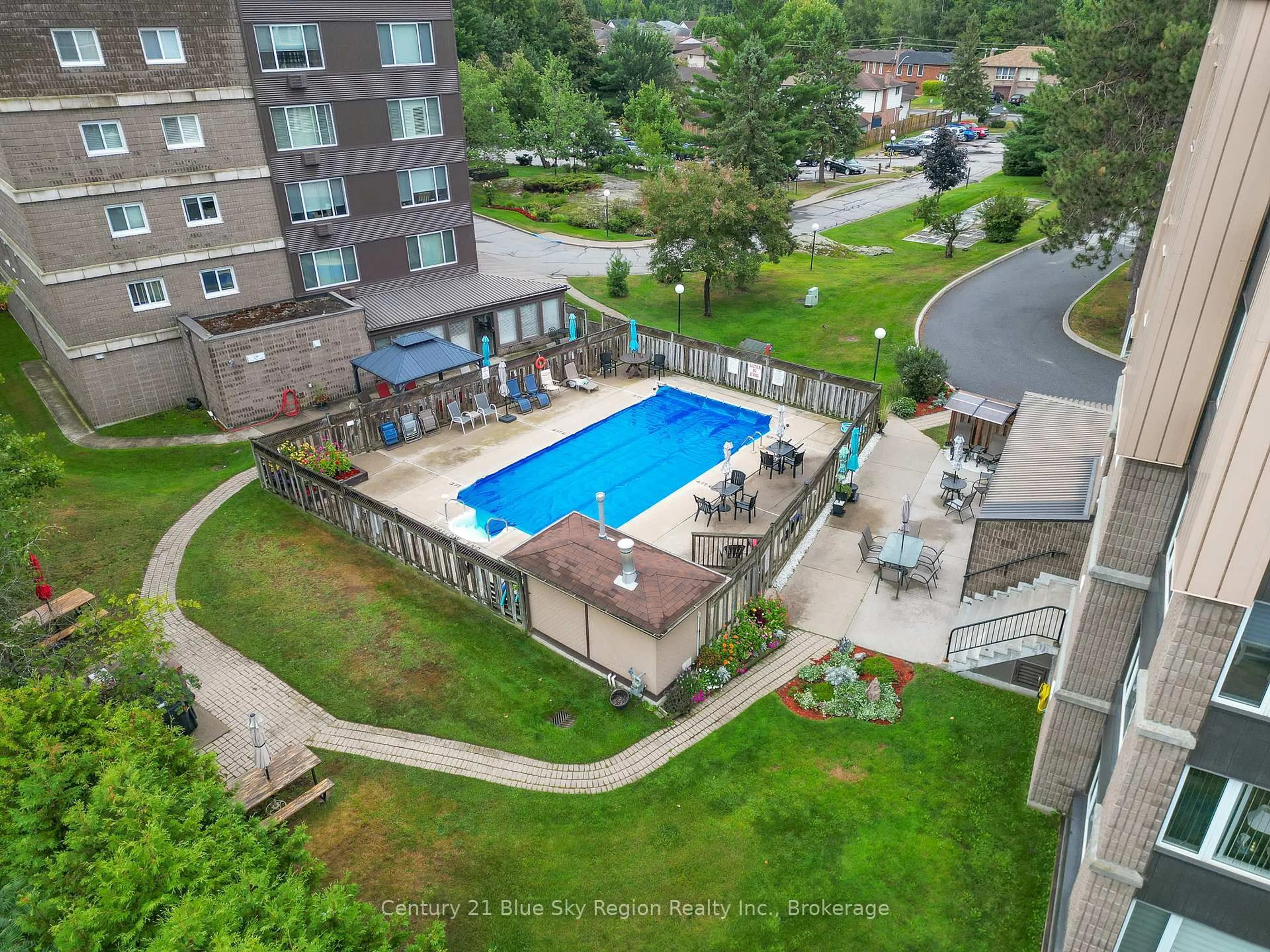 A pic from outside/outdoor area/front of a property/back of a property/a pic from drone, water/lake/river/ocean view for 116 Blair St #401, North Bay Ontario P1A 4E6