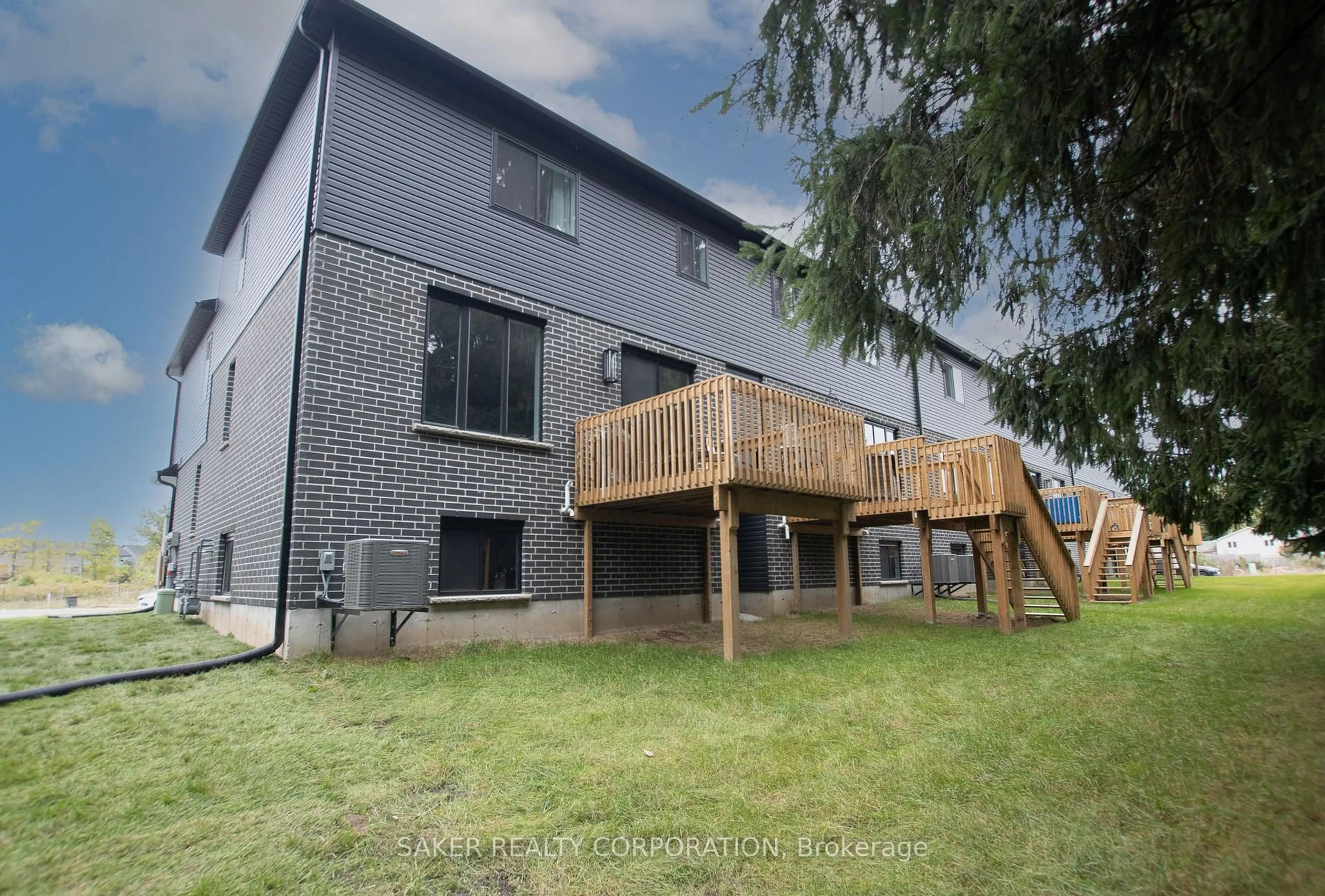 A pic from outside/outdoor area/front of a property/back of a property/a pic from drone, building for 571 REGENT St, Strathroy-Caradoc Ontario N0L 1W0