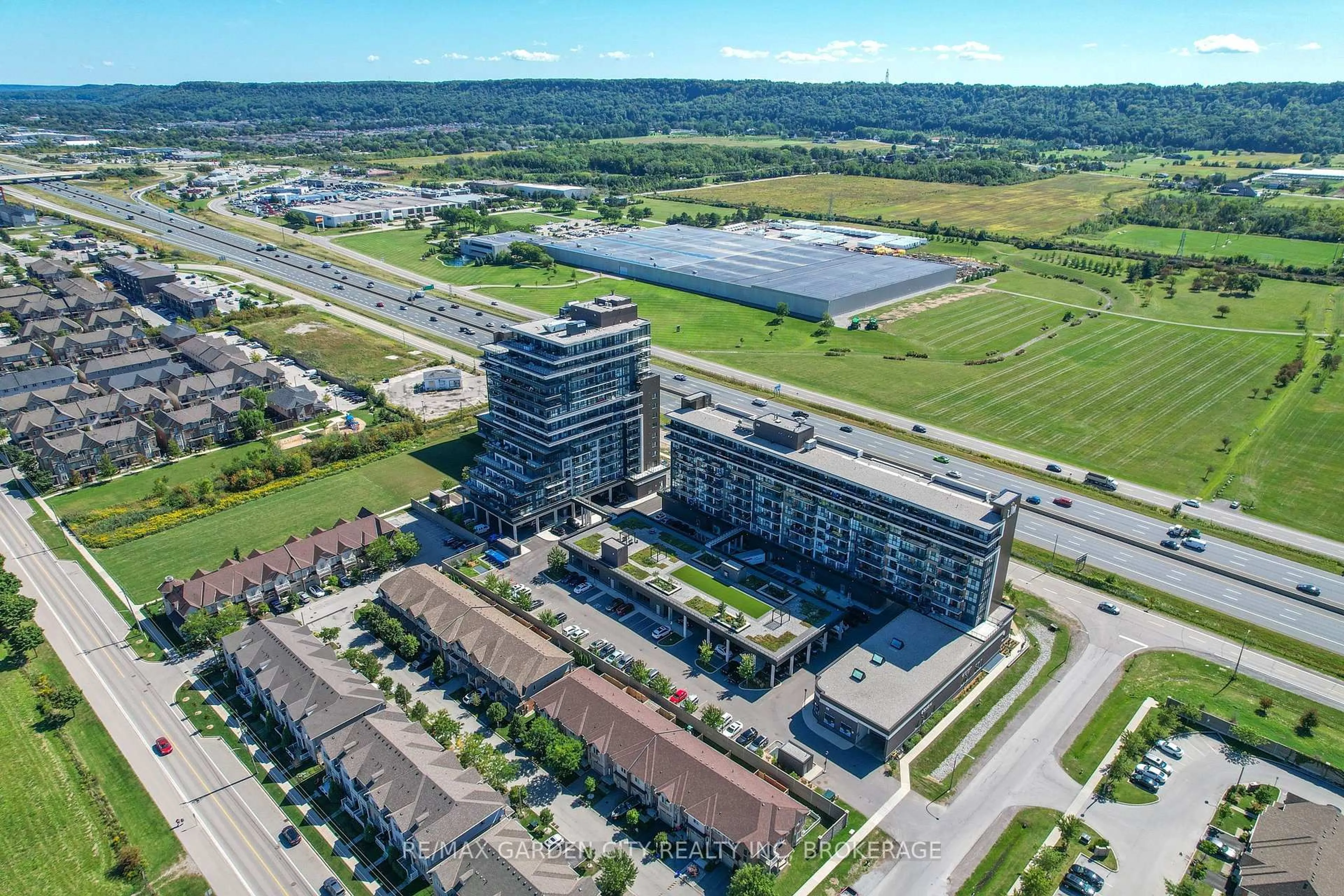 A pic from outside/outdoor area/front of a property/back of a property/a pic from drone, building for 560 North Service Rd #304, Grimsby Ontario L3M 4E8