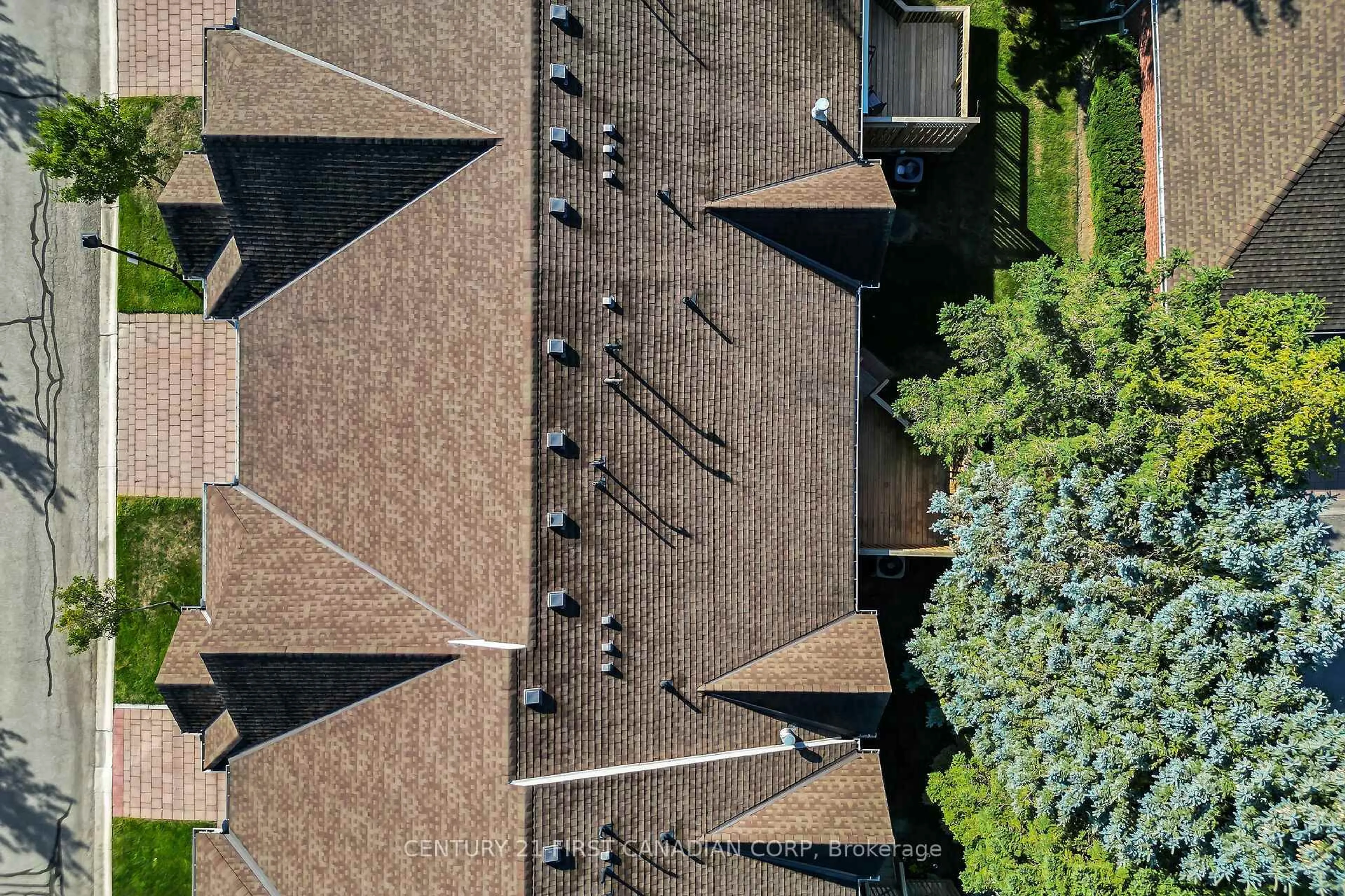 A pic from outside/outdoor area/front of a property/back of a property/a pic from drone, street for 1555 Highbury Ave #45, London East Ontario N5Y 5R3