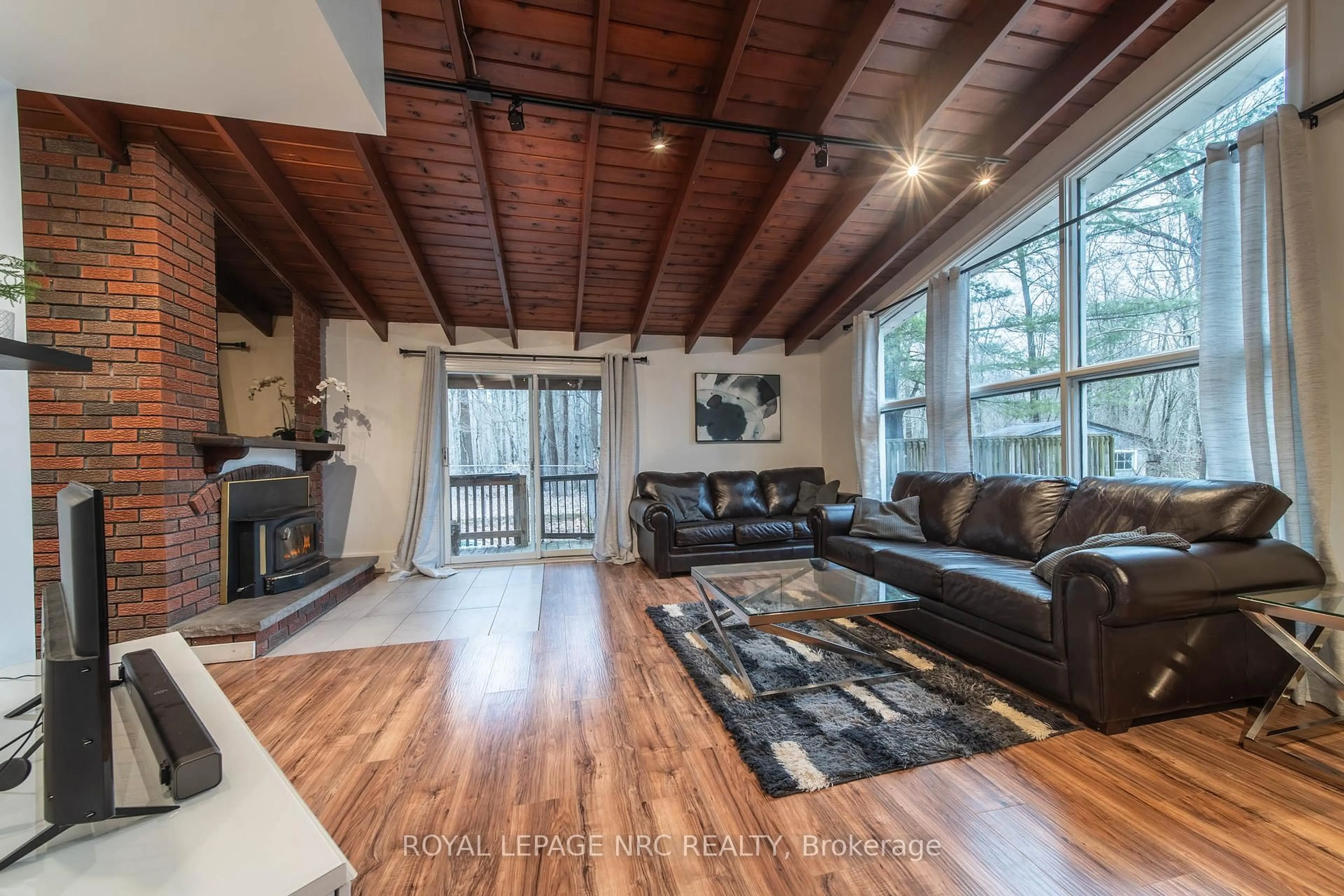 Living room with furniture, wood/laminate floor for 163 MAPLE LEAF Ave, Fort Erie Ontario L0S 1N0
