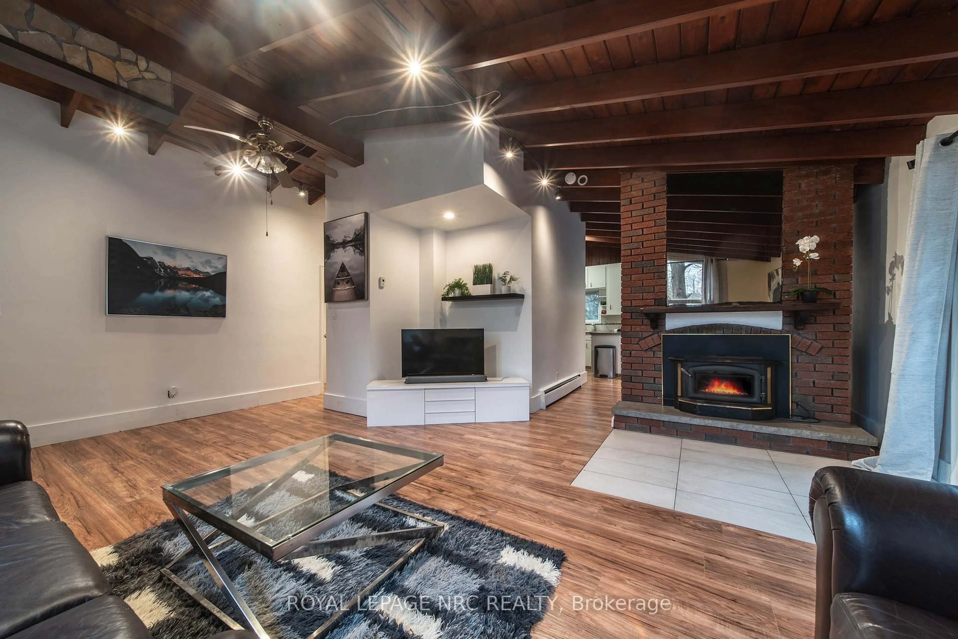 Living room with furniture, unknown for 163 MAPLE LEAF Ave, Fort Erie Ontario L0S 1N0
