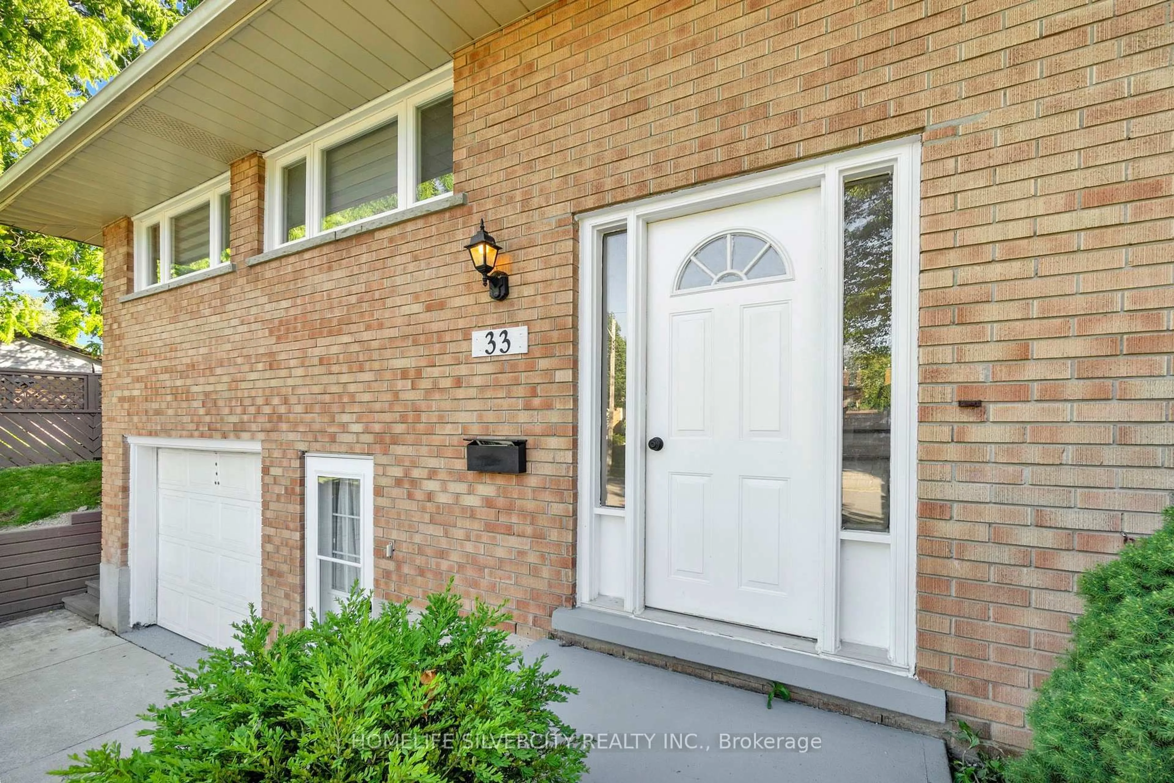 Indoor entryway for 33 Sweetbriar Dr, Kitchener Ontario N2M 4S4