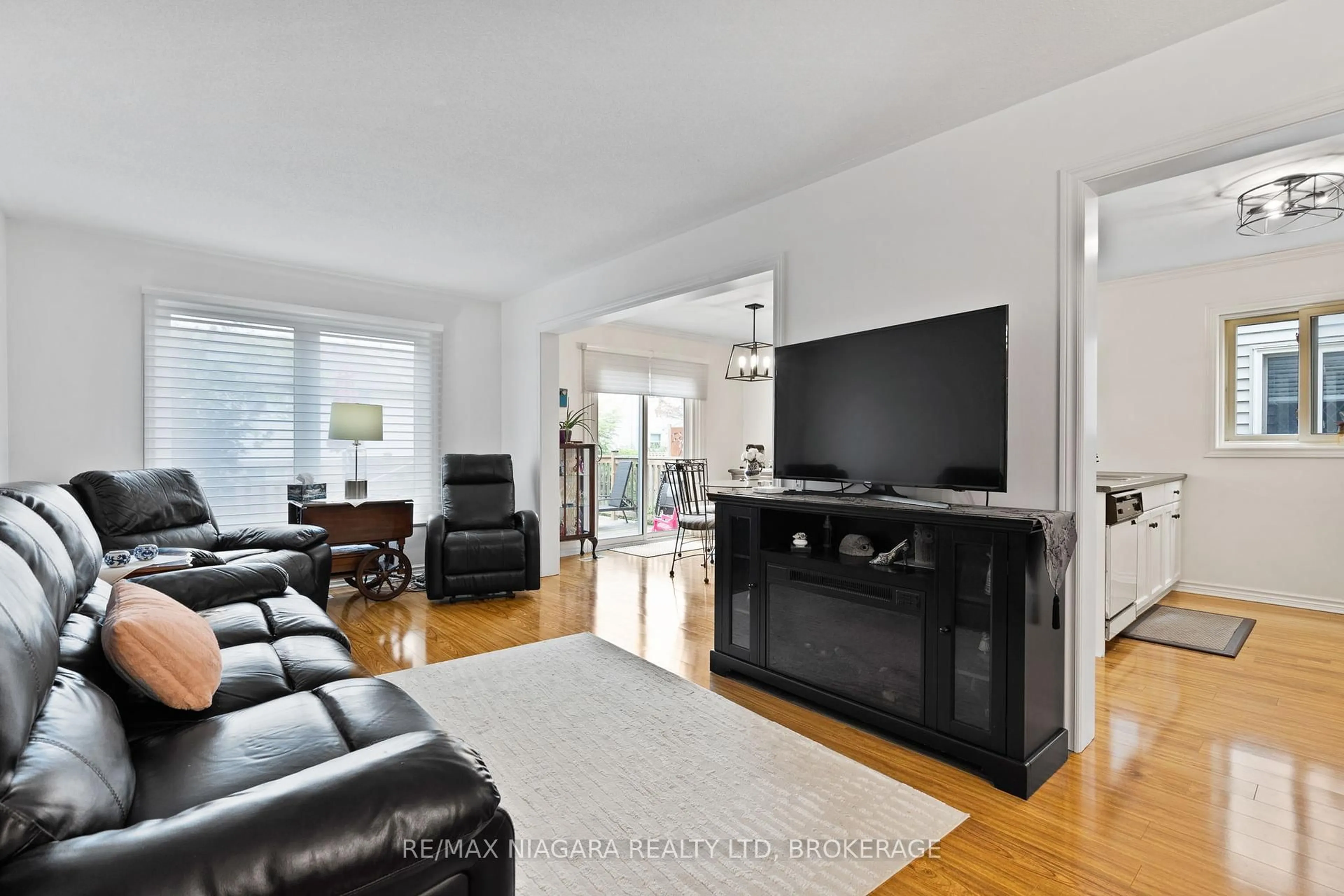 Living room with furniture, unknown for 11 Terrama Crt, St. Catharines Ontario L2S 3X1