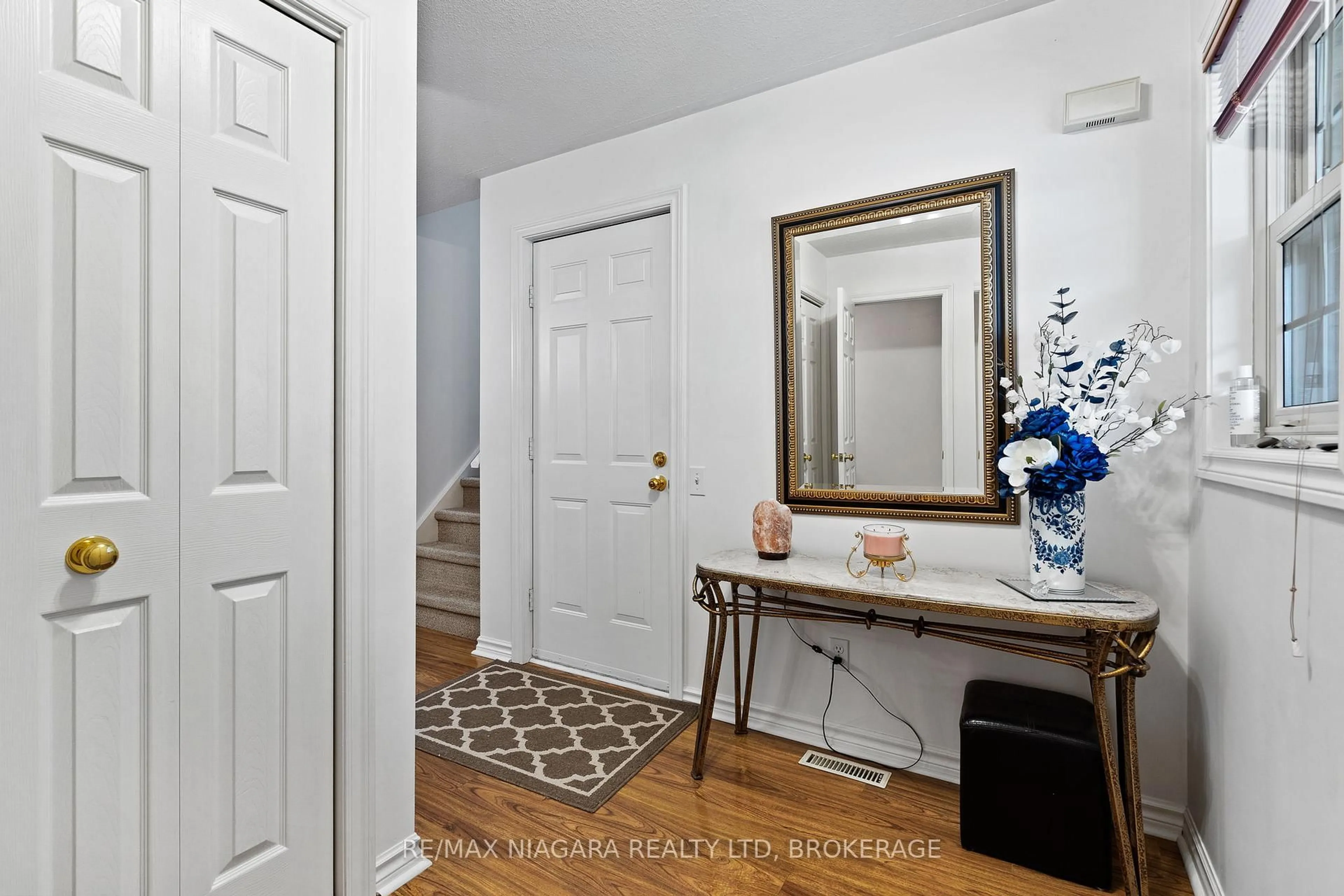 Indoor entryway for 11 Terrama Crt, St. Catharines Ontario L2S 3X1