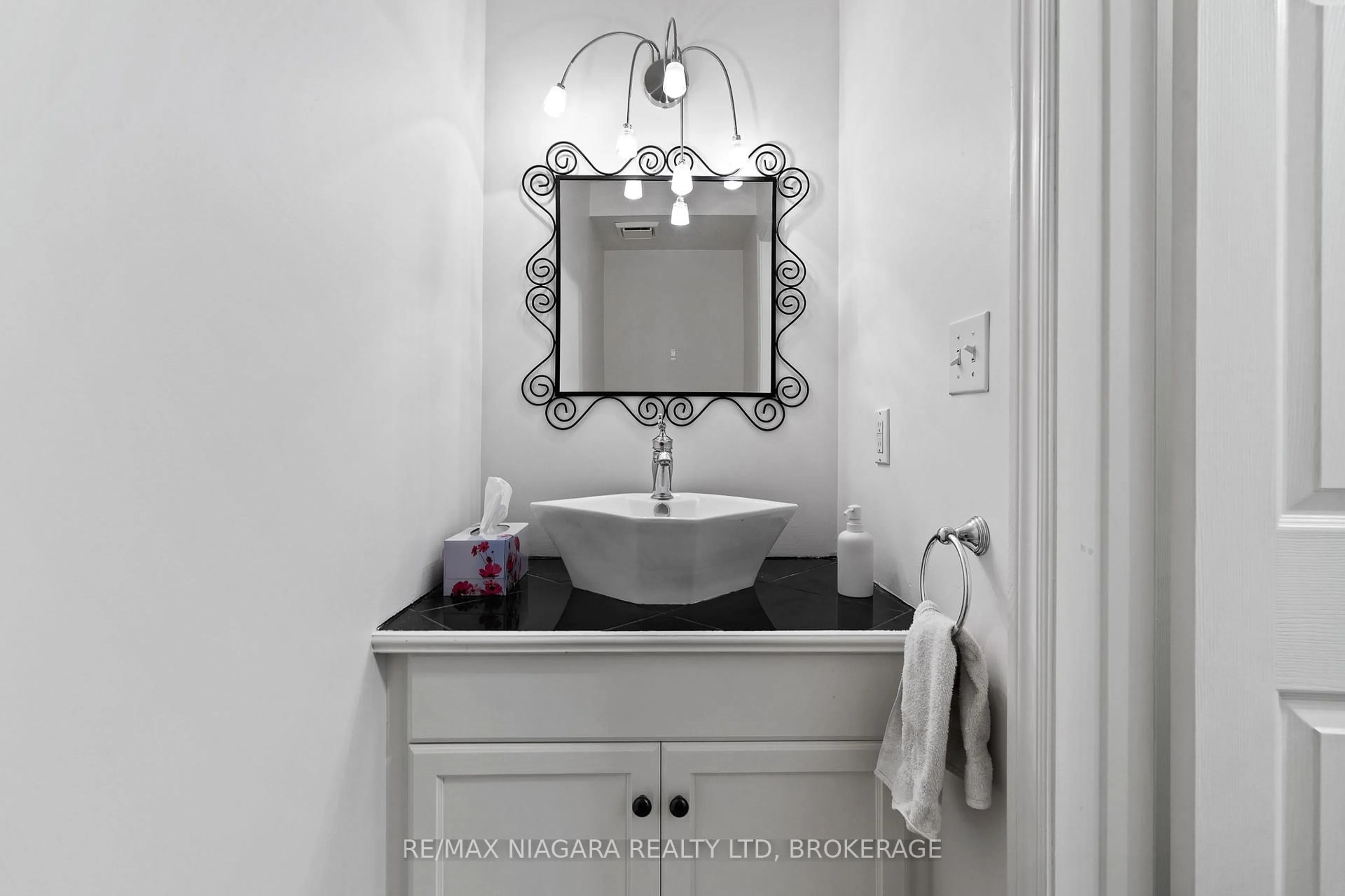 Contemporary bathroom, ceramic/tile floor for 11 Terrama Crt, St. Catharines Ontario L2S 3X1
