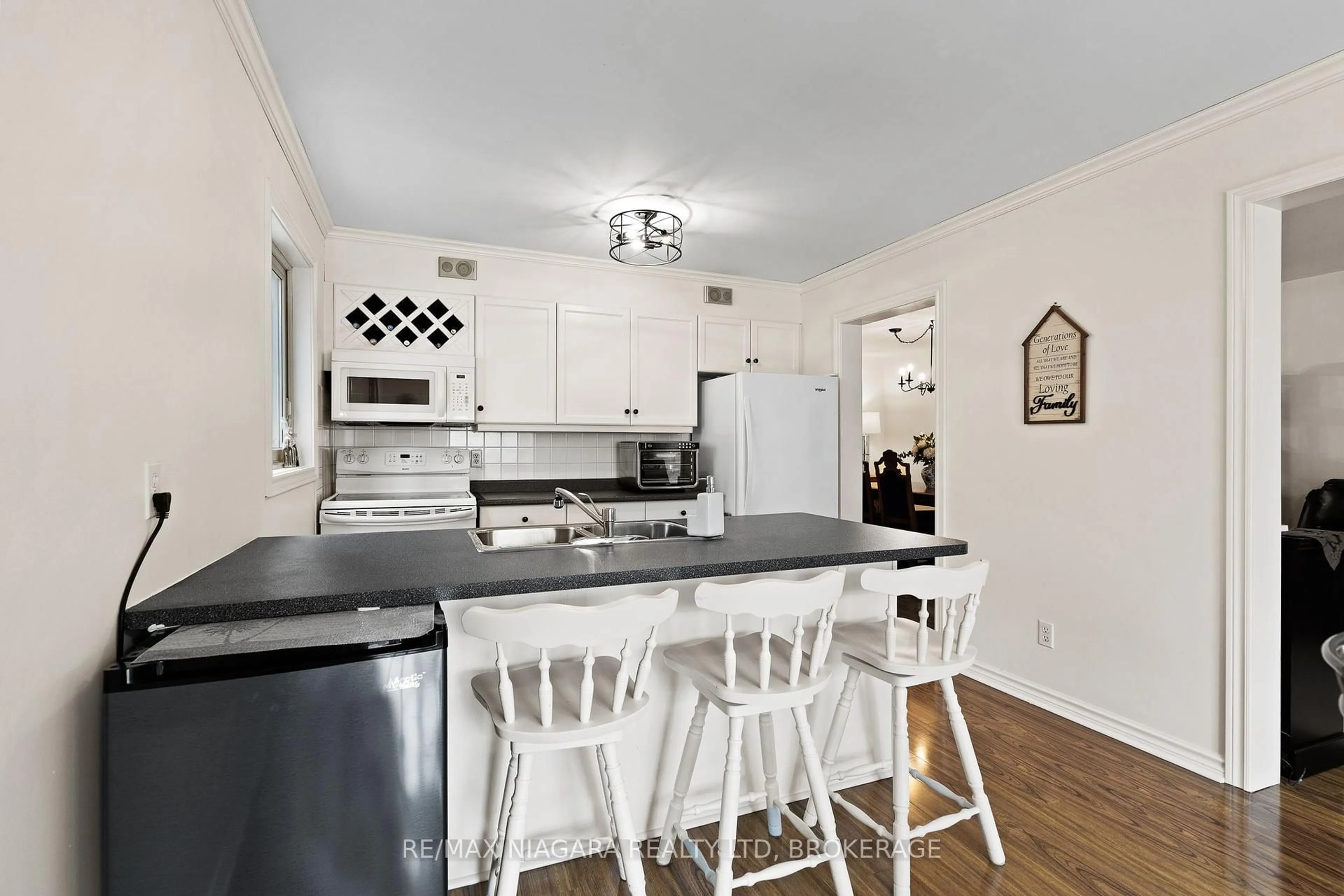 Open concept kitchen, unknown for 11 Terrama Crt, St. Catharines Ontario L2S 3X1