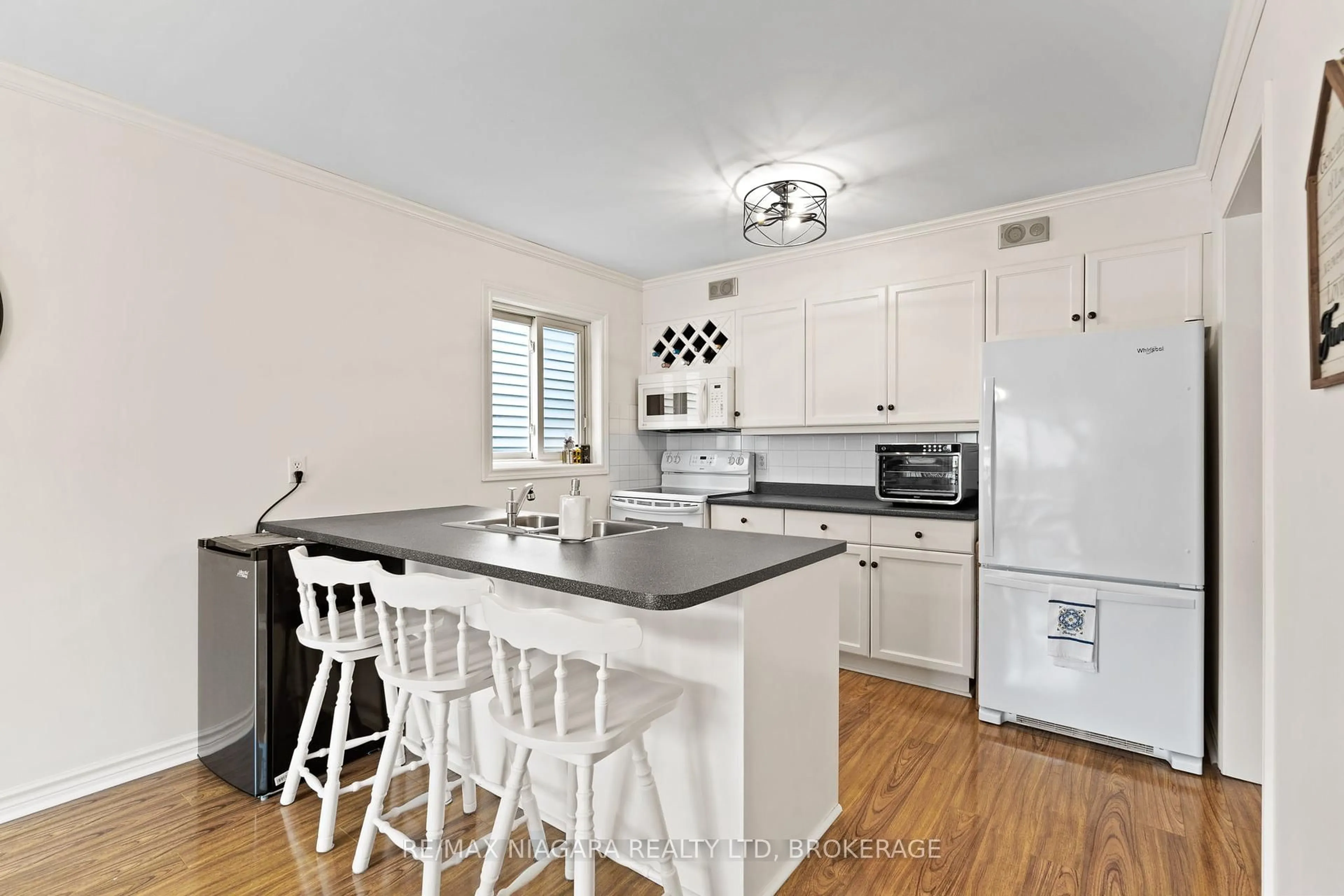 Open concept kitchen, ceramic/tile floor for 11 Terrama Crt, St. Catharines Ontario L2S 3X1