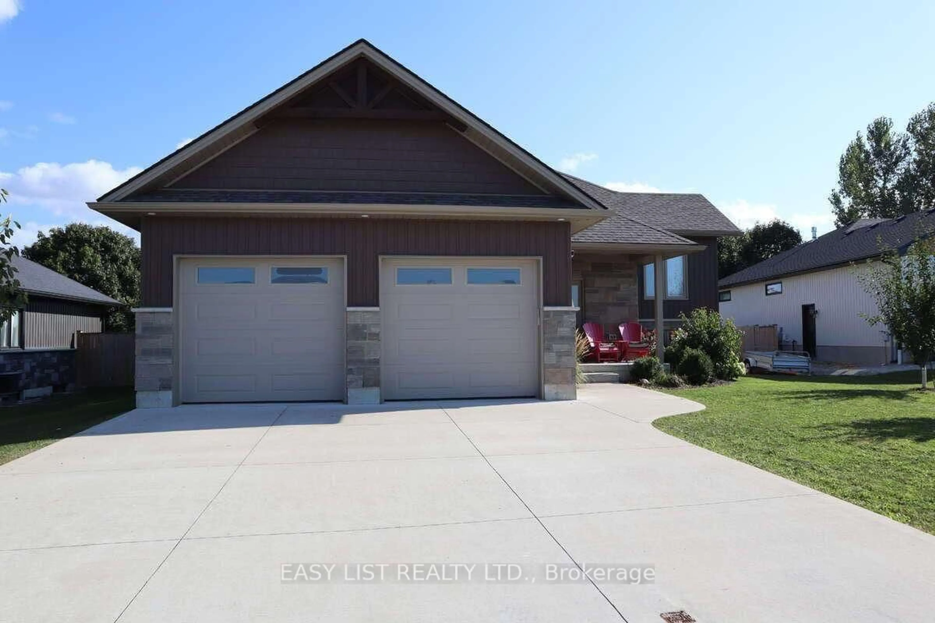 Indoor garage for 57 Chestnut Hill Cres, Arran-Elderslie Ontario N0H 2N0