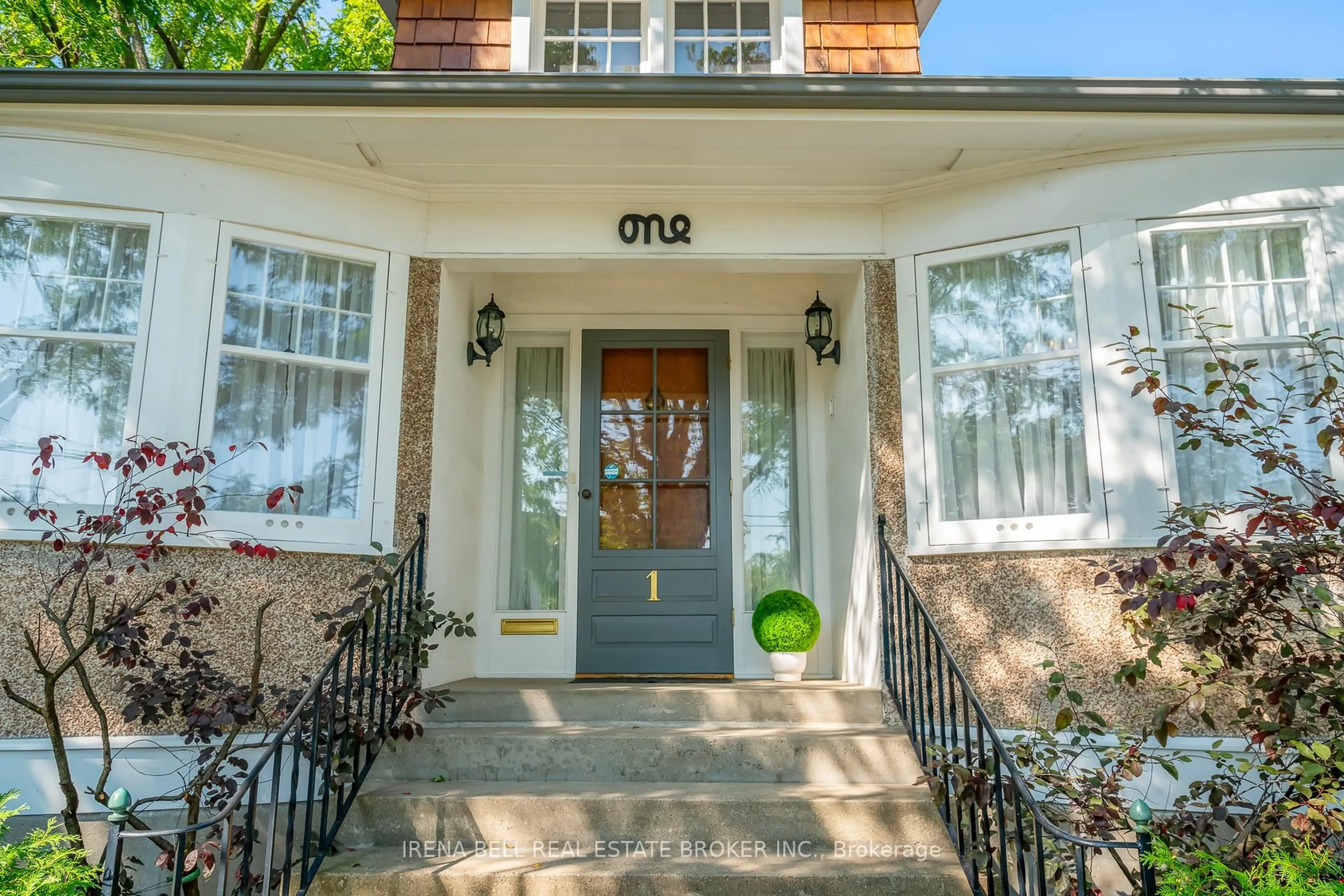 Indoor entryway for 1 Mitchell St, St. Catharines Ontario L2R 3W3