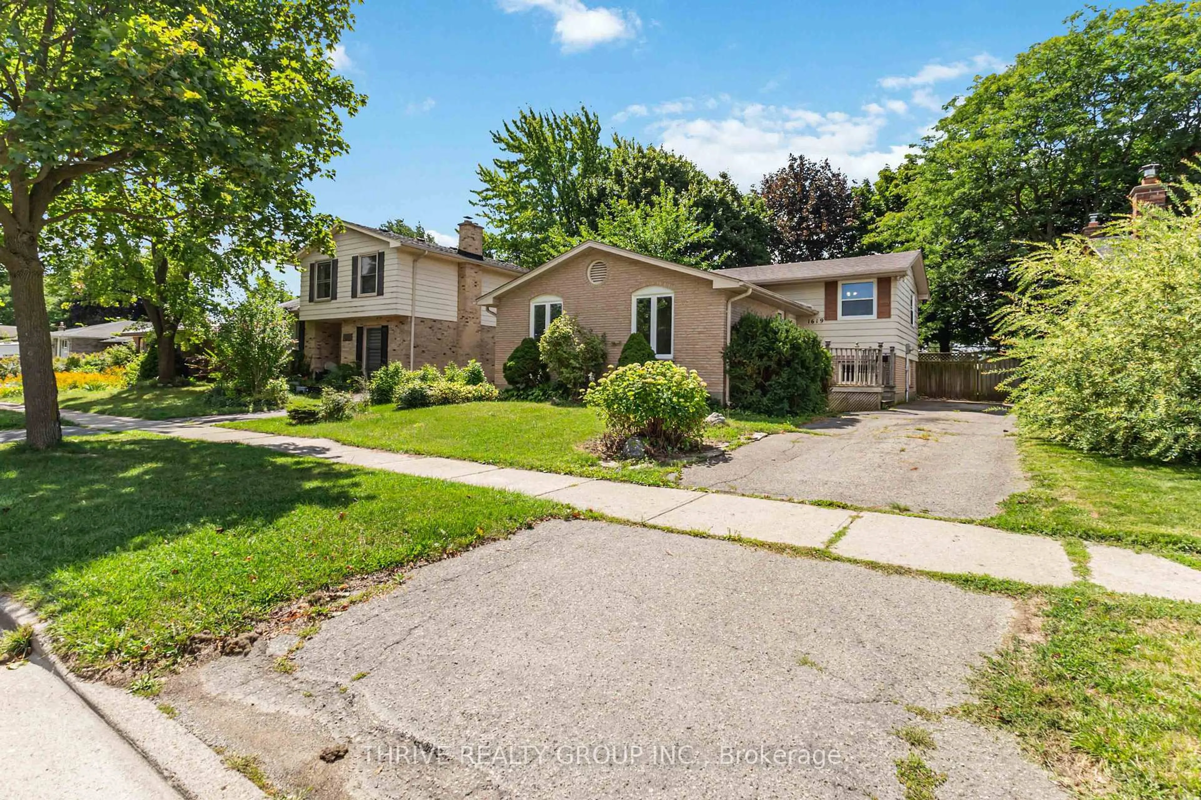 A pic from outside/outdoor area/front of a property/back of a property/a pic from drone, street for 1619 Aldersbrook Rd, London North Ontario N6G 2Z2