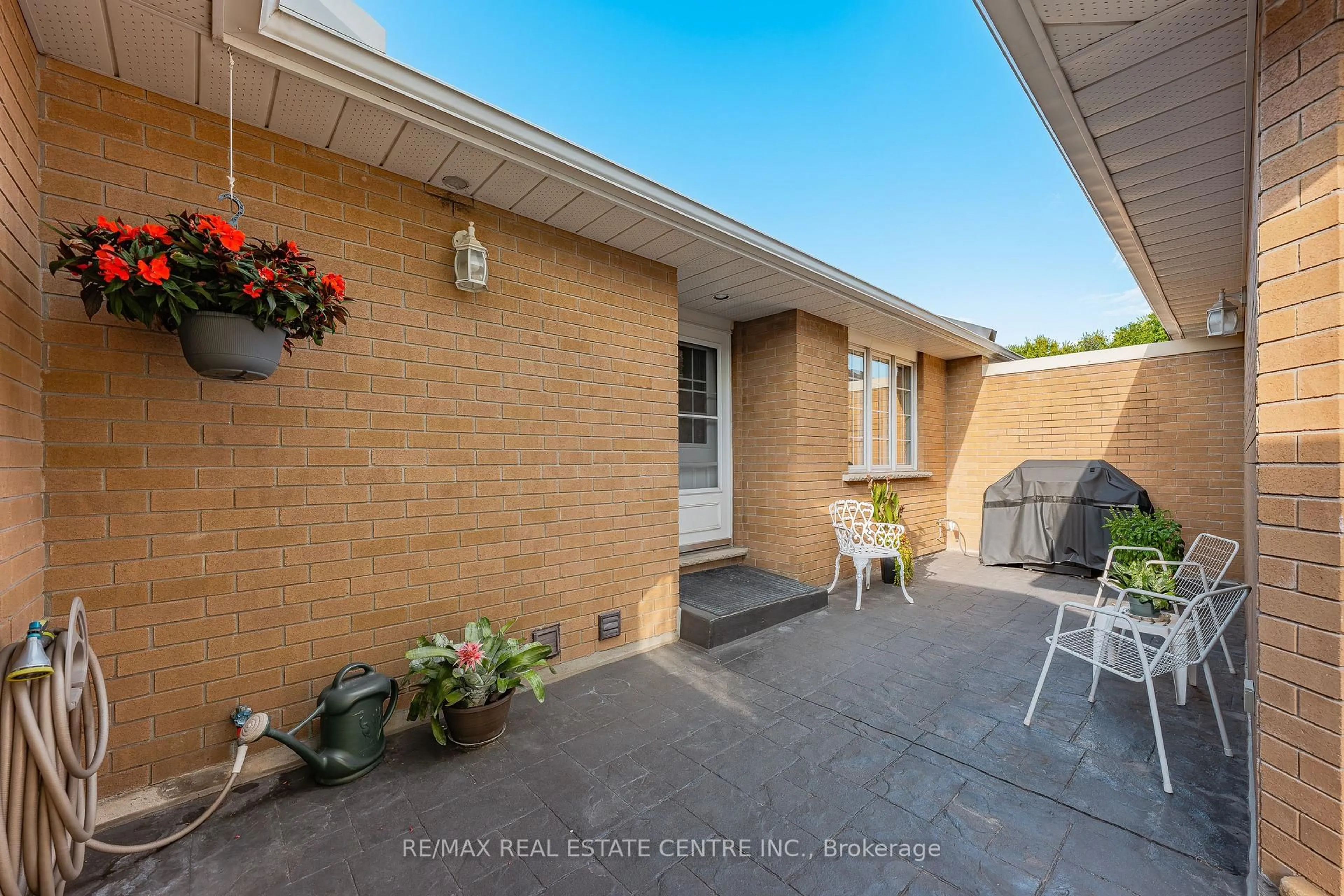 Patio, street for 110 Beasley Cres #6, Cambridge Ontario N1T 1T5