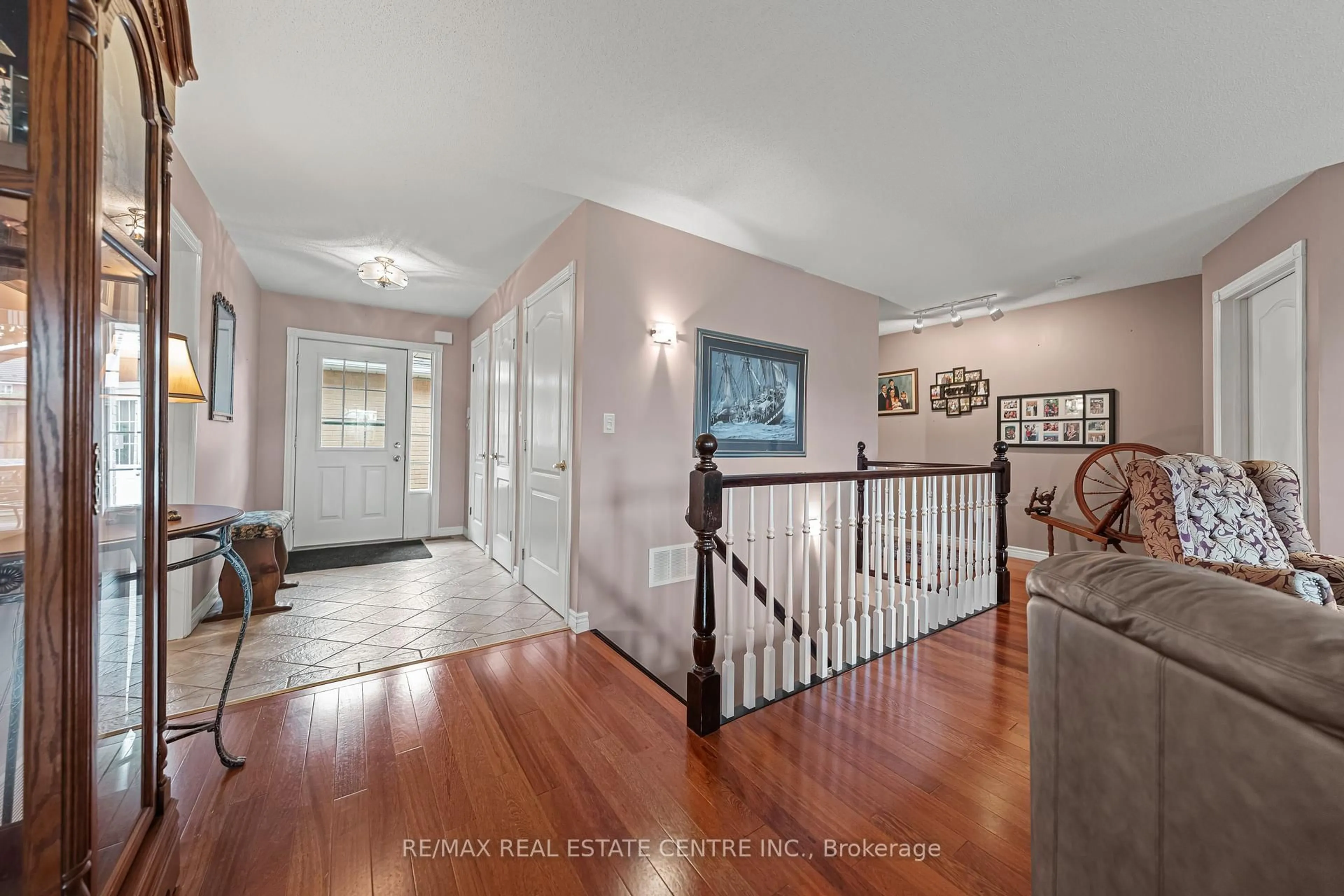Indoor entryway for 110 Beasley Cres #6, Cambridge Ontario N1T 1T5