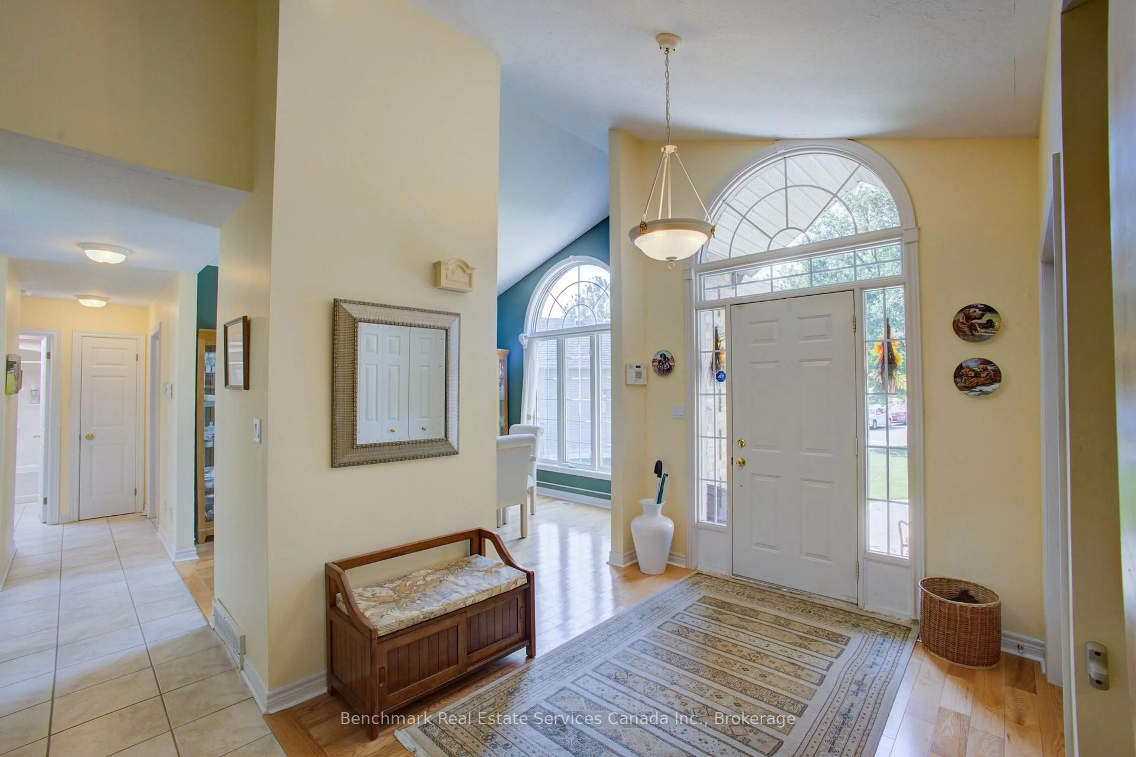 Indoor entryway for 10 OAKWOOD Crt, St. Marys Ontario N4X 1A5