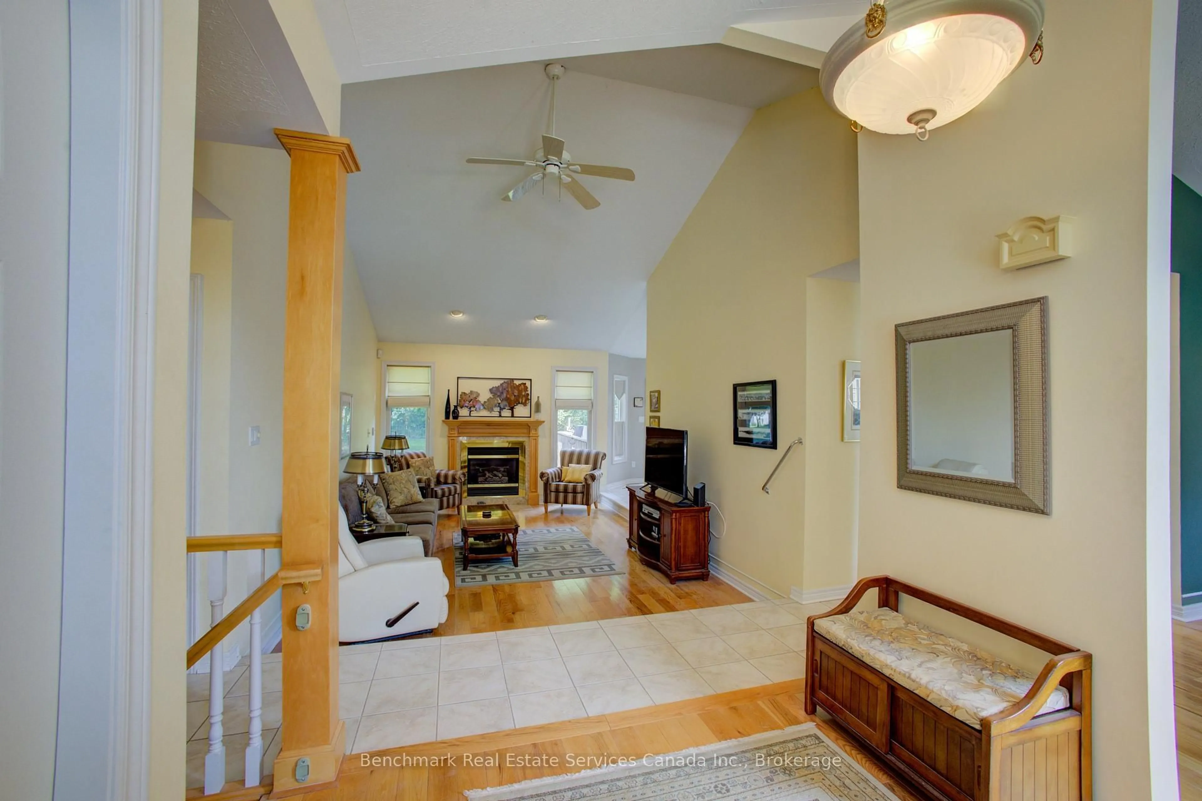 Indoor foyer for 10 OAKWOOD Crt, St. Marys Ontario N4X 1A5