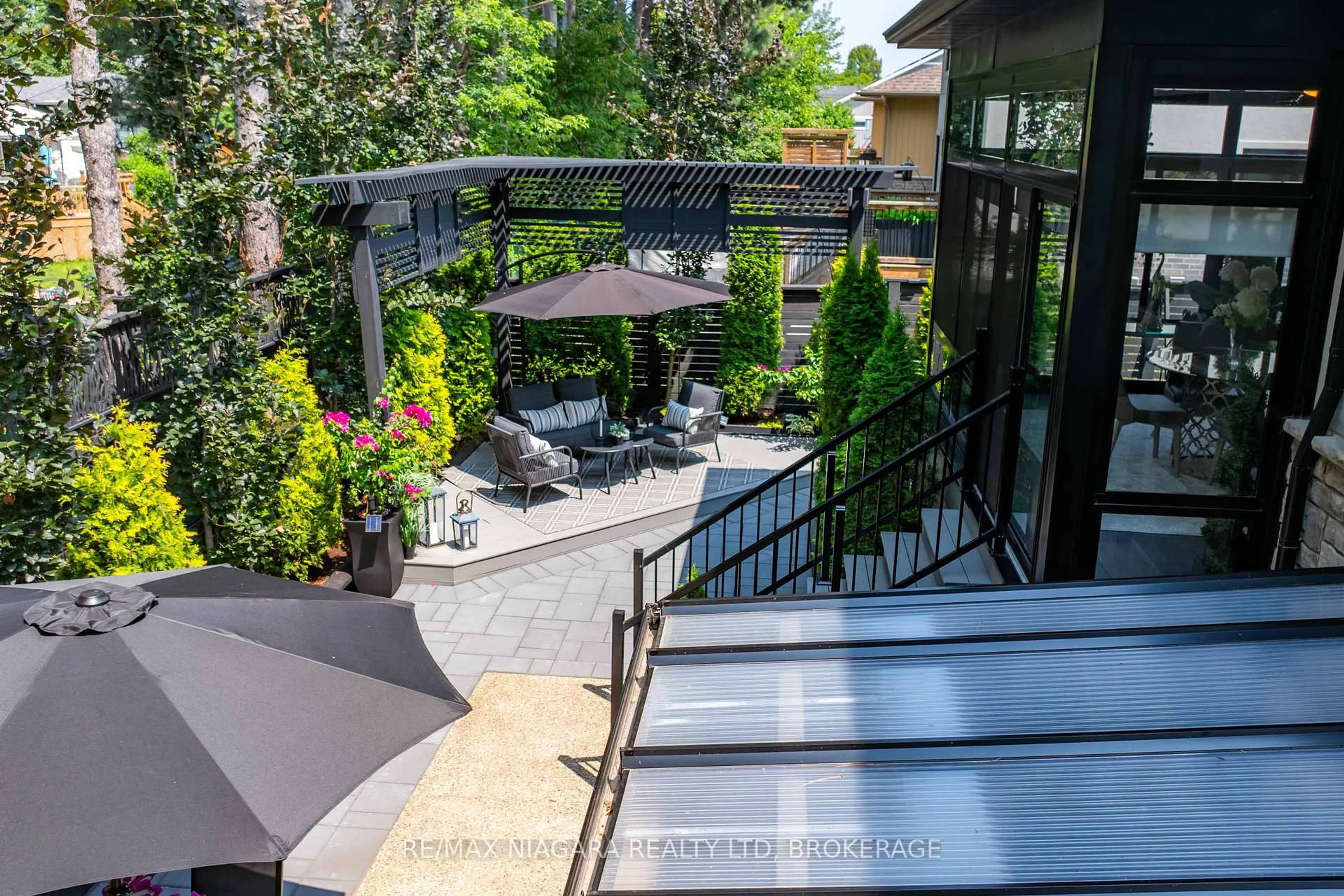 Patio, street for 26 Olde School Crt, St. Catharines Ontario L2N 0B1