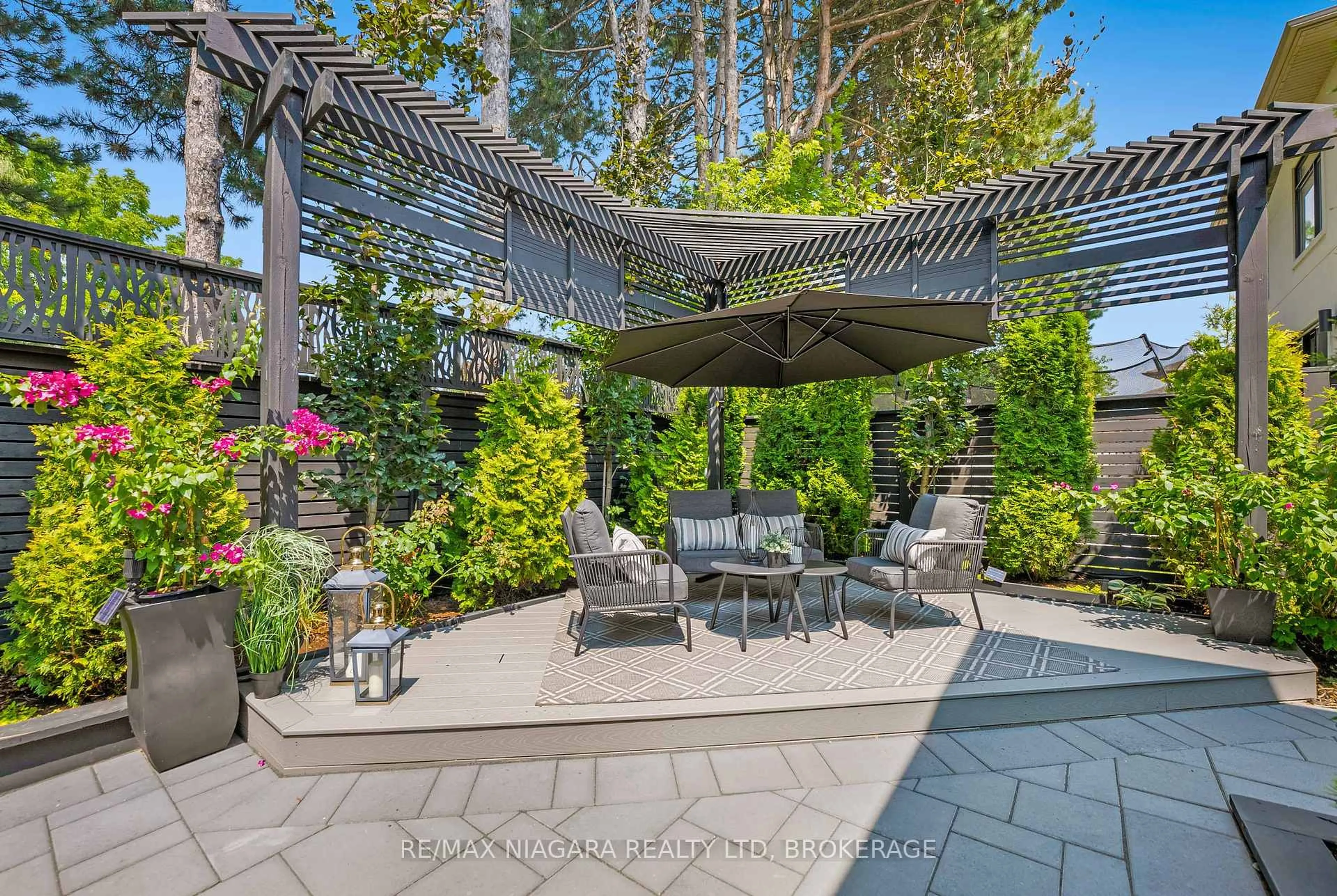 Patio, street for 26 Olde School Crt, St. Catharines Ontario L2N 0B1