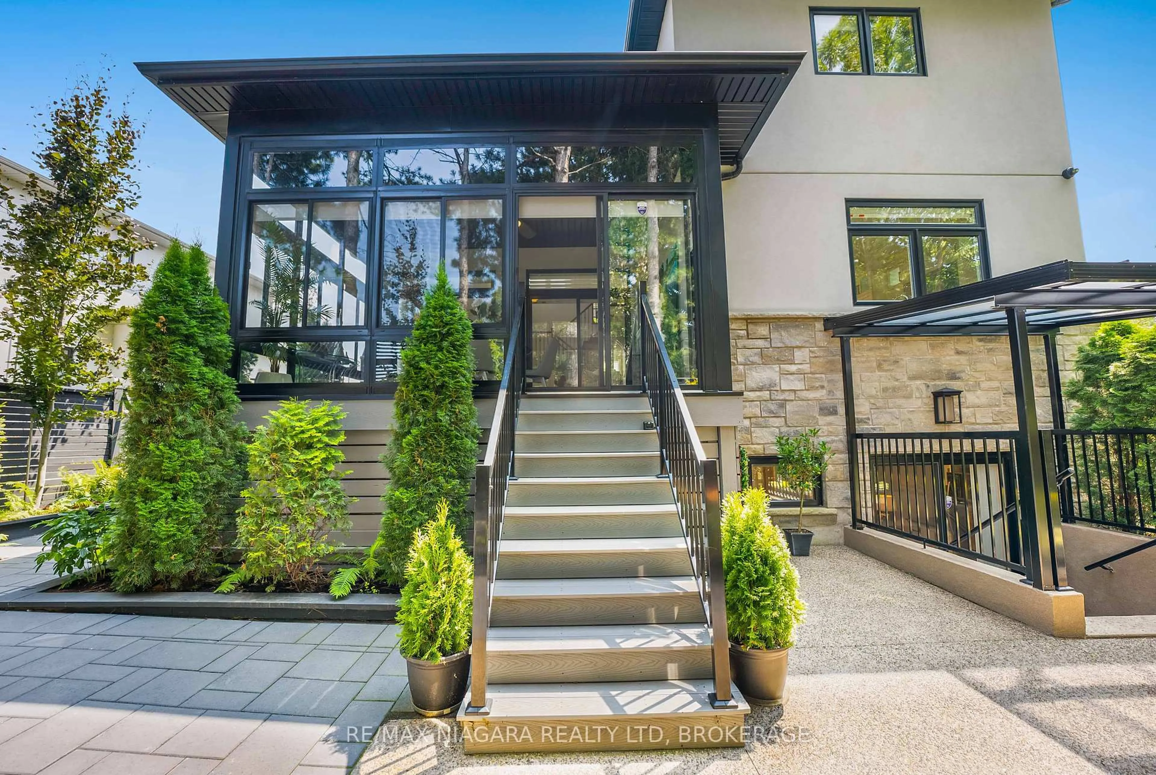 Indoor entryway for 26 Olde School Crt, St. Catharines Ontario L2N 0B1
