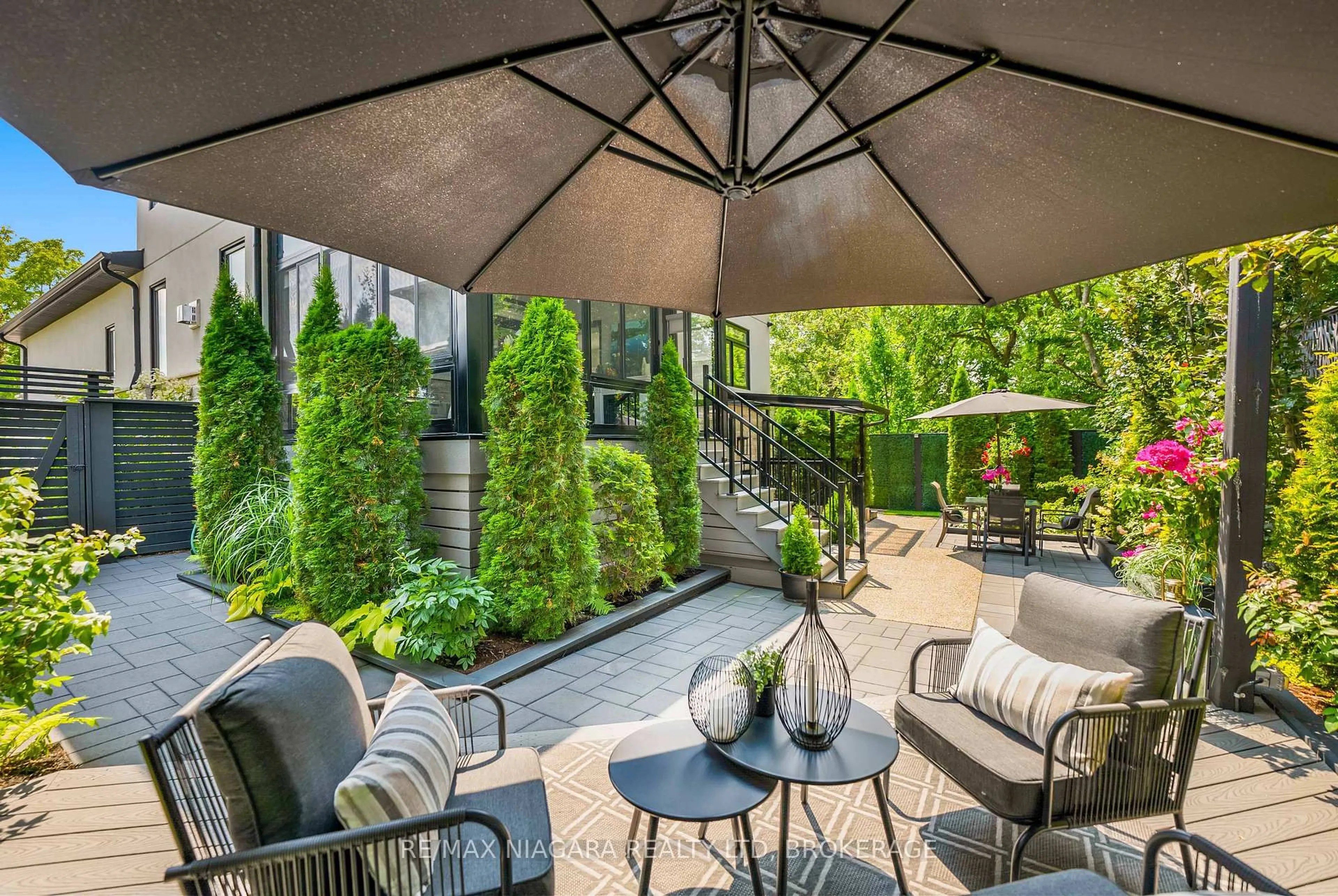 Patio, street for 26 Olde School Crt, St. Catharines Ontario L2N 0B1