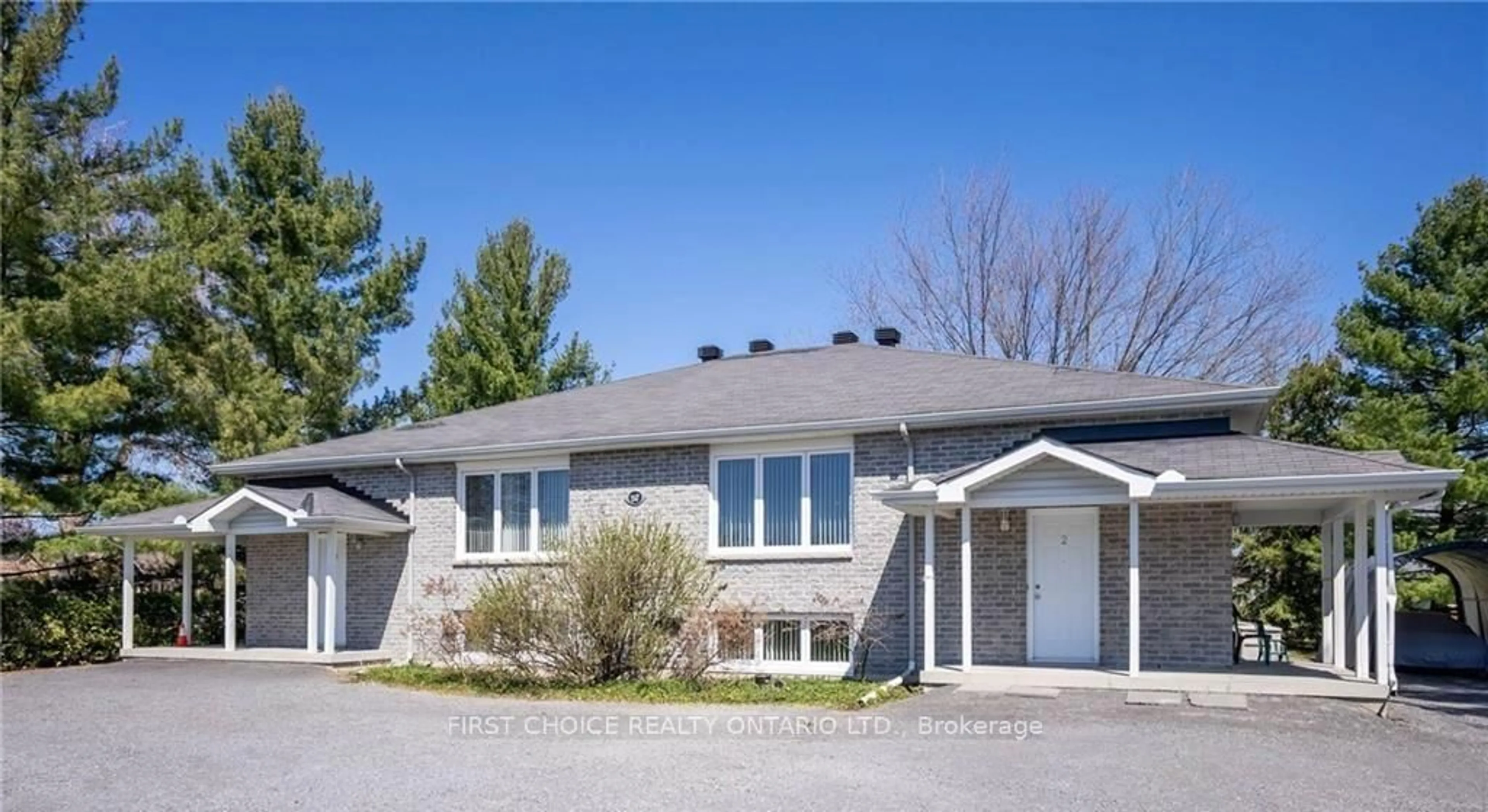 Home with vinyl exterior material, building for 1547 Vercheres St, Ottawa Ontario K1C 7C7